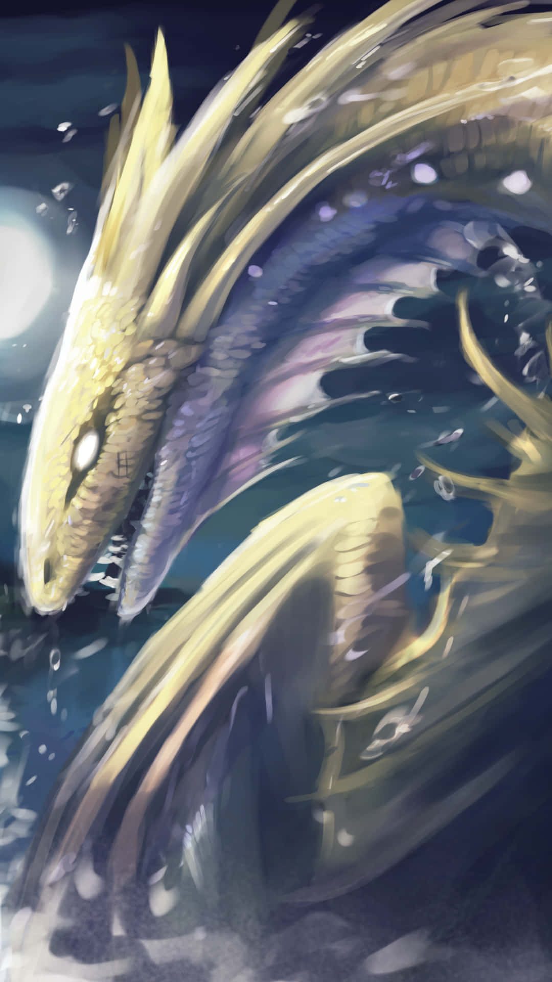 Mystical Dragon 桌布 壁紙 — 一頭雄偉的金龍從黑暗的水中升起，眼睛發光，鱗片流動，沐浴在月光下。