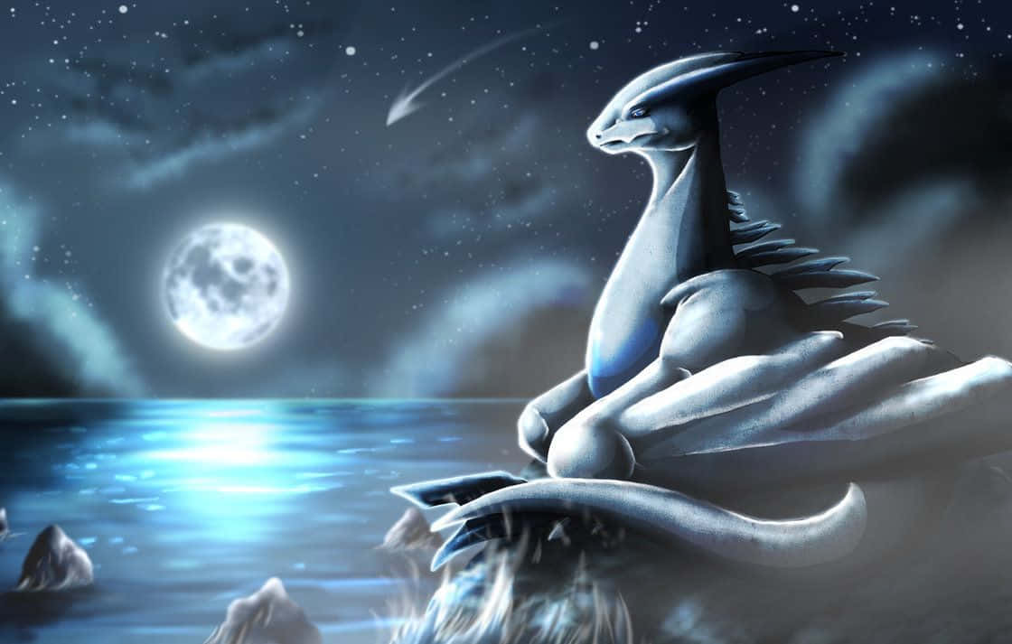 洛奇亞 桌布 壁紙 — 一頭雄偉的銀龍在滿月和星空下寧靜地坐在岩石海岸上。