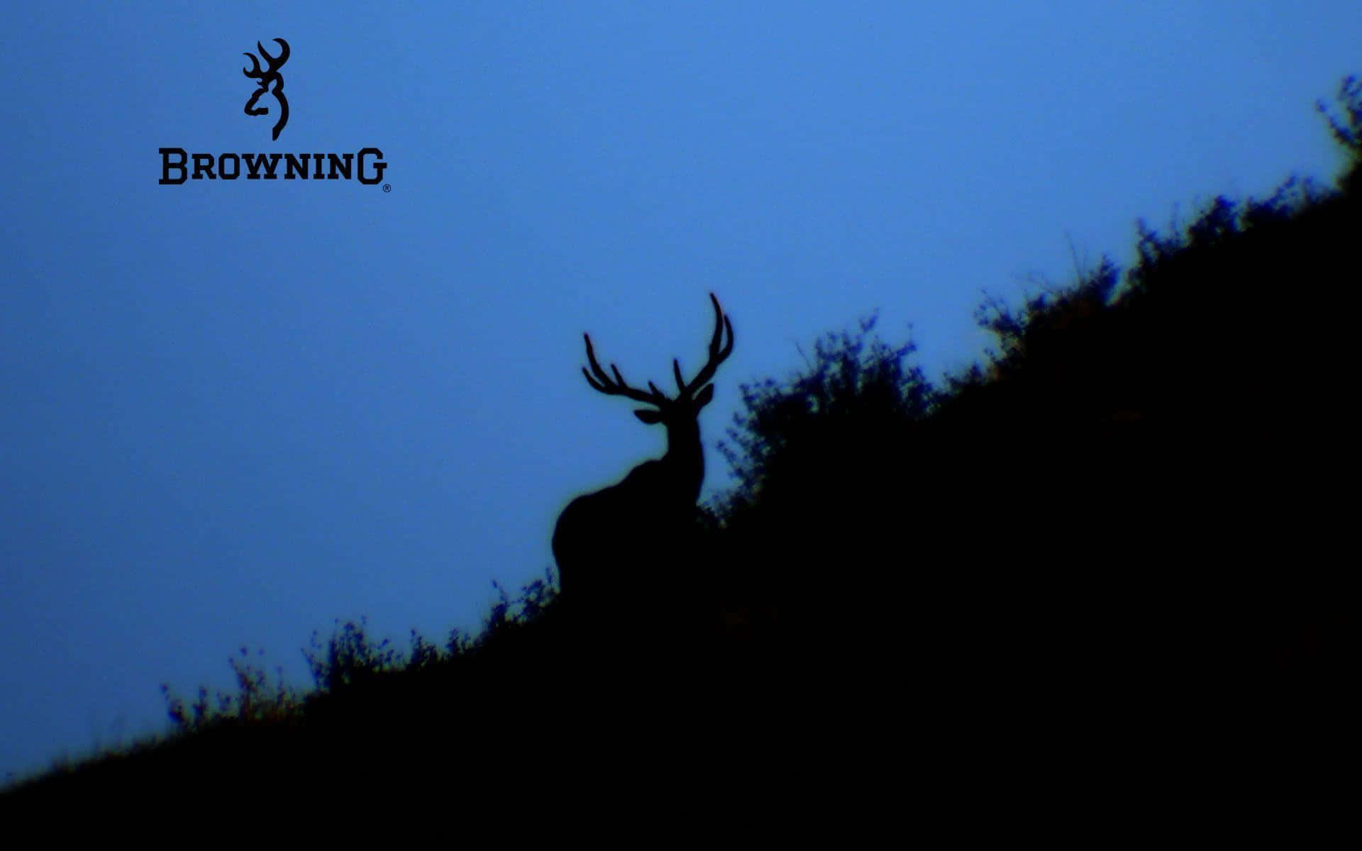 Browning Desktop 桌布 壁紙 — 一頭雄偉的鹿帶有鹿角棲息在山丘上，背景是深藍色的暮色天空的剪影。