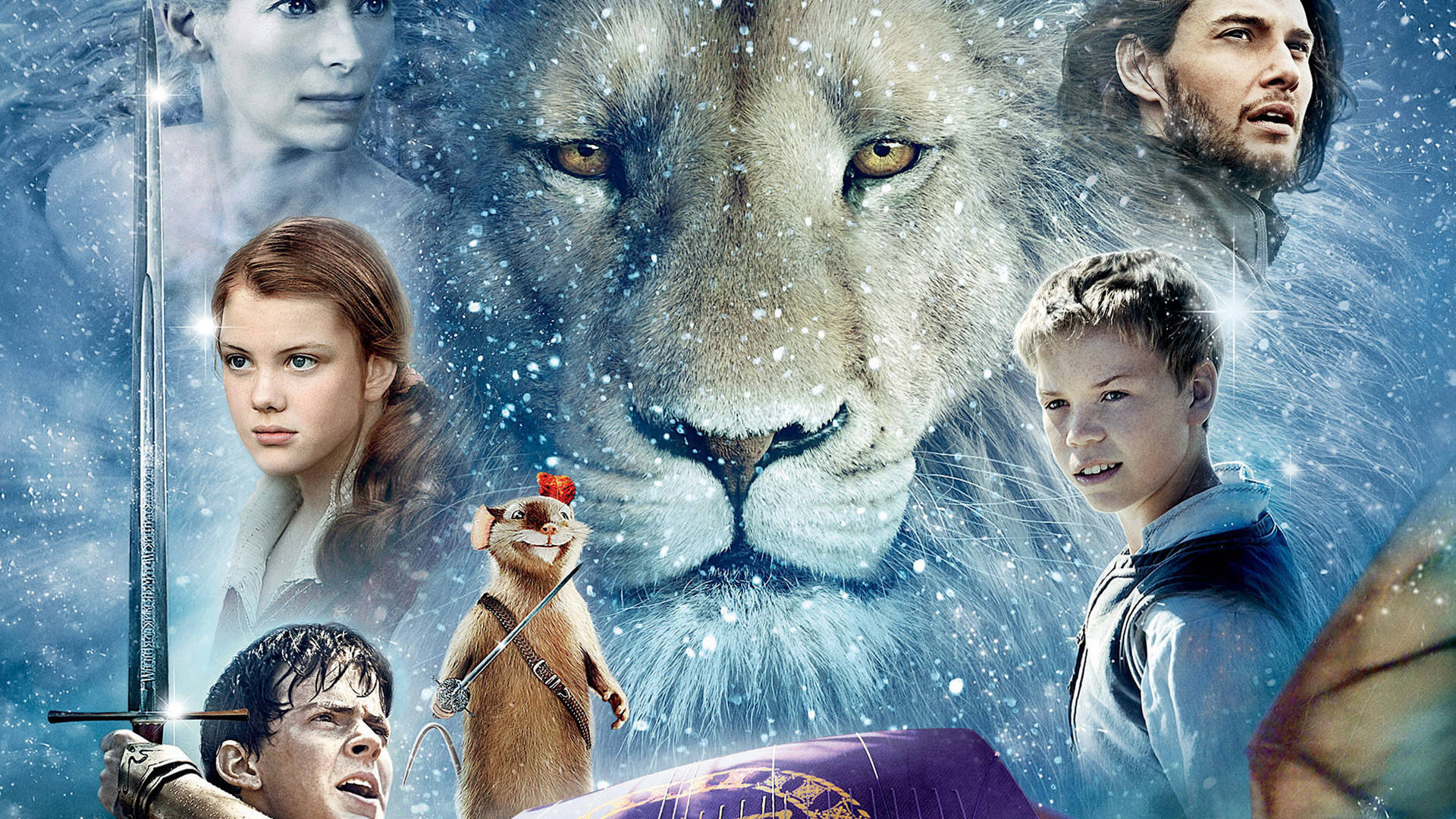 Narnia 桌布 壁紙 — 一頭雄獅的臉孔主宰著納尼亞傳奇中人類與動物角色所在的雪景。