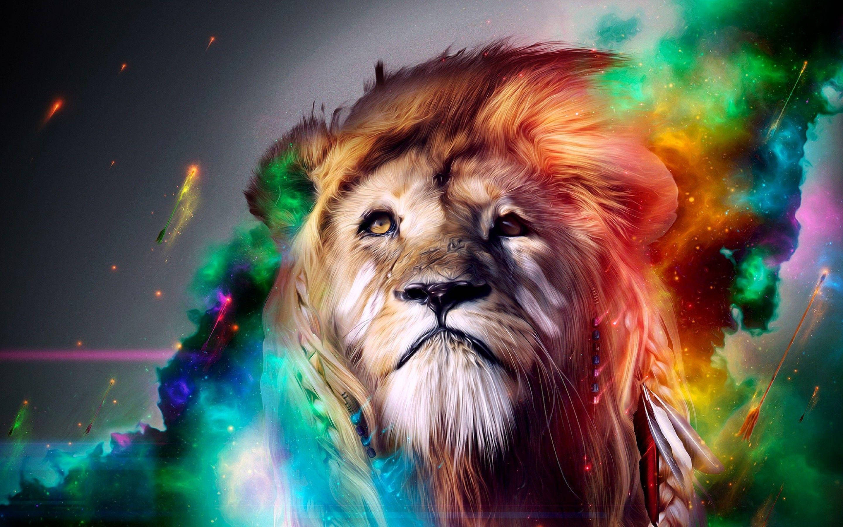 獅子 桌布 壁紙 — 一頭雄獅的頭部從充滿活力的宇宙星雲中浮現，帶有彩虹色的條紋和發光的粒子。