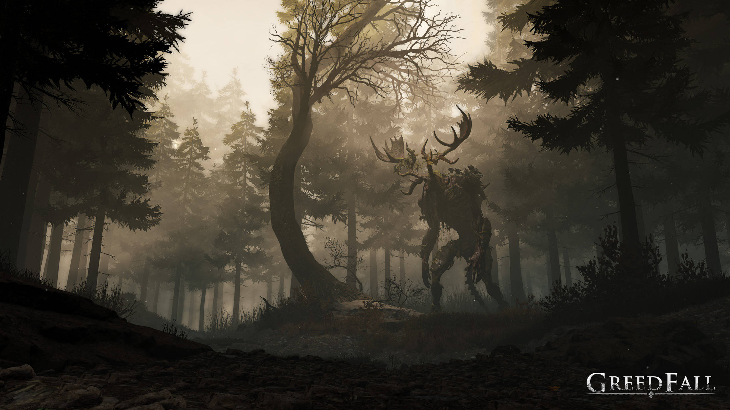 Greedfall 桌布 壁紙 — 一頭高聳的怪獸雄鹿，雙眼發光，佇立在黎明時分的迷霧森林中，在扭曲的樹木間投下詭異的陰影。