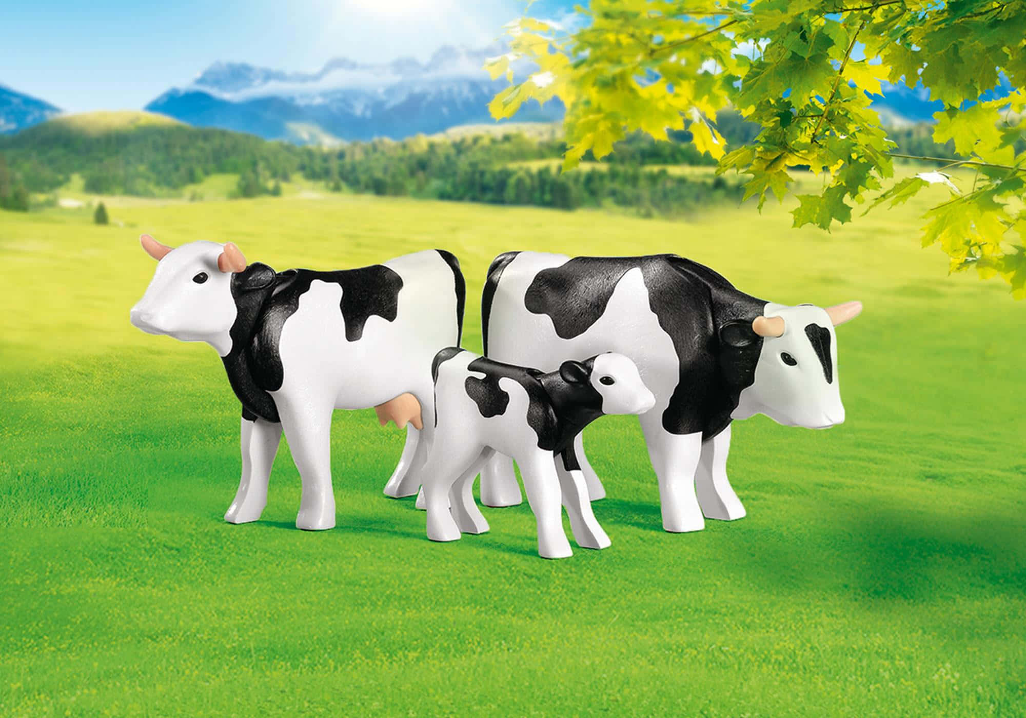 Black And White Cow 桌布 壁紙 — 一頭黑白乳牛與小牛站在陽光普照的綠色田野中，樹下背景有山脈。