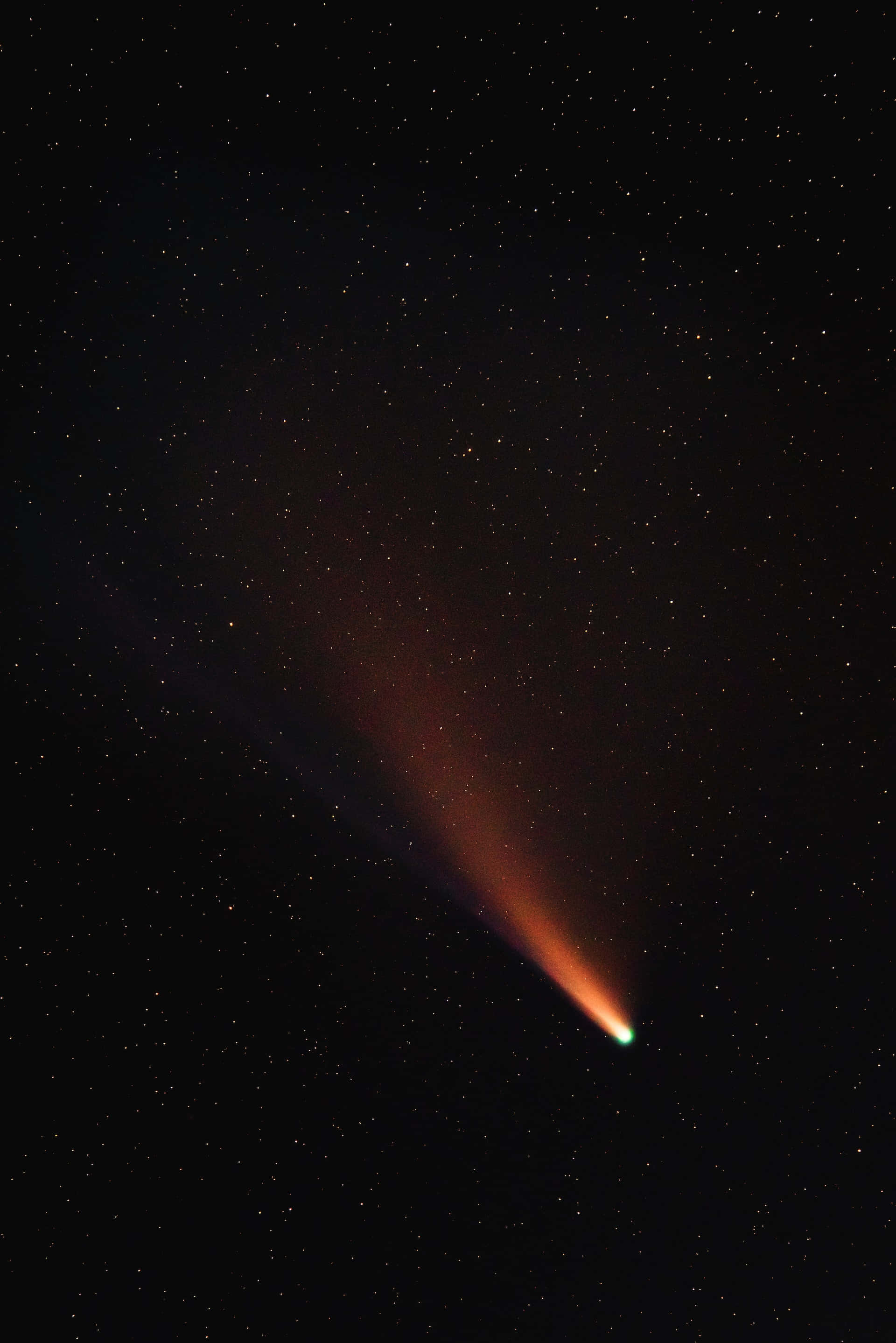 comet 桌布 壁紙 — 一顆充滿活力的彗星劃過繁星點點的夜空，帶有發光的橙色尾巴和綠色彗髮。
