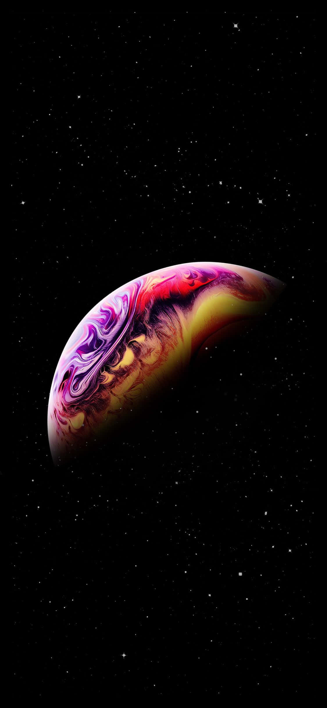AMOLED 4K 桌布 壁紙 — 一顆充滿活力的旋轉行星，帶有紫色、黃色和紅色色調，在星光閃爍的黑色宇宙背景下發光。