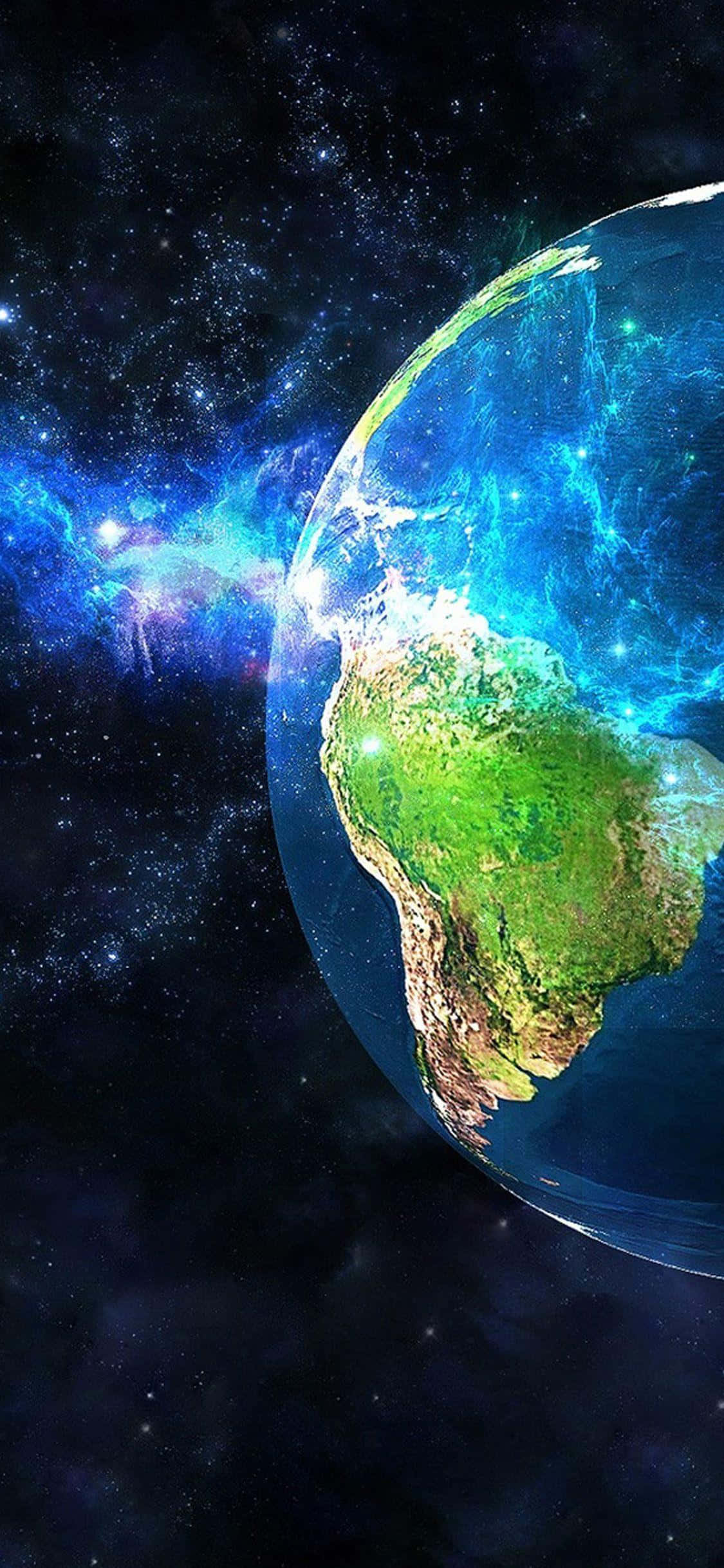 地球 桌布 壁紙 — 一顆充滿活力的藍綠色地球在星光熠熠的宇宙背景下旋轉，周圍有發光的星雲。