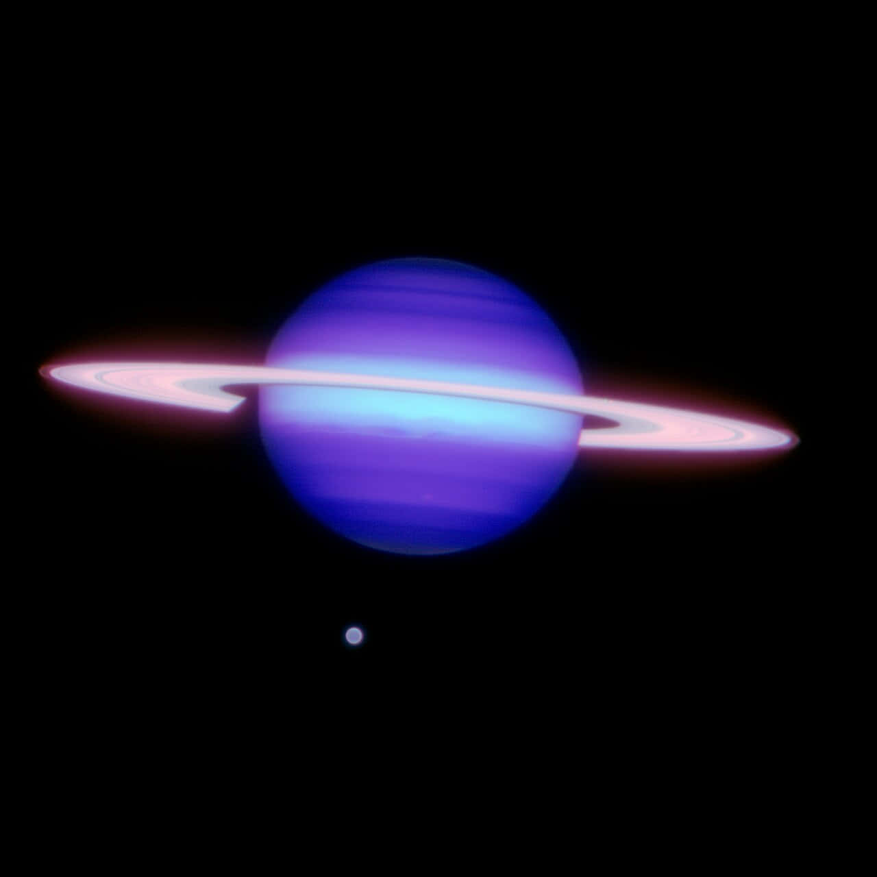 土星 桌布 壁紙 — 一顆充滿活力的藍色行星，帶有發光環和小衛星，漂浮在黑暗的太空虛空中。