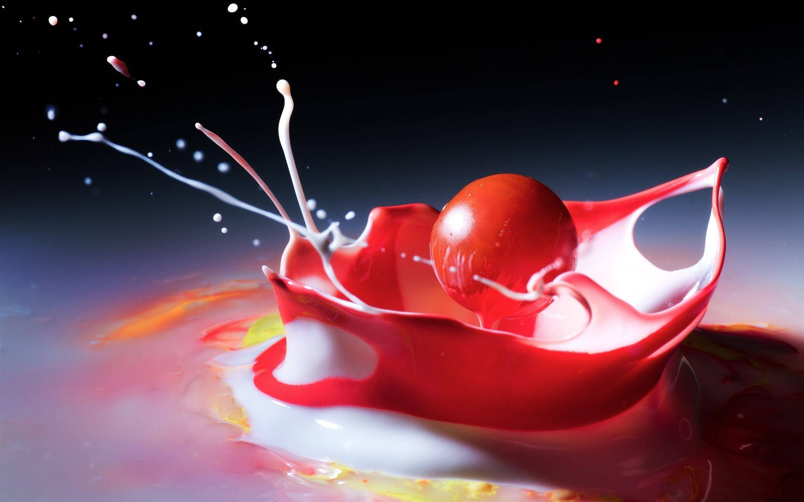 Paint Splash 桌布 壁紙 — 一顆光滑的紅色櫻桃落入旋轉的紅色和白色液體中，在深色漸變背景上形成戲劇性的飛濺。
