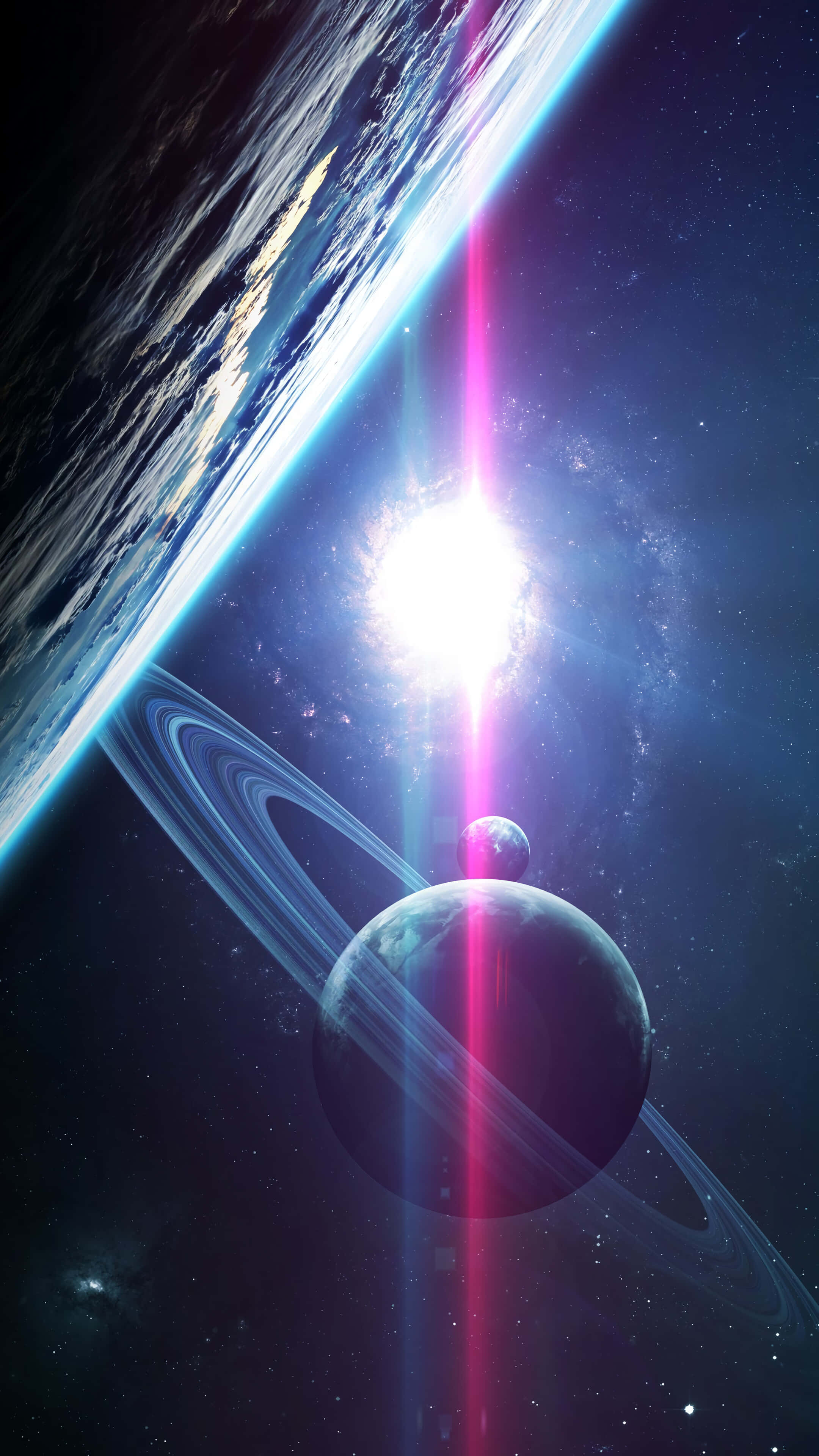 太空 桌布 壁紙 — 一顆光芒四射的太陽穿過宇宙塵埃，照亮了一顆帶環行星和一顆遙遠的衛星，背景是繁星點點的太空。