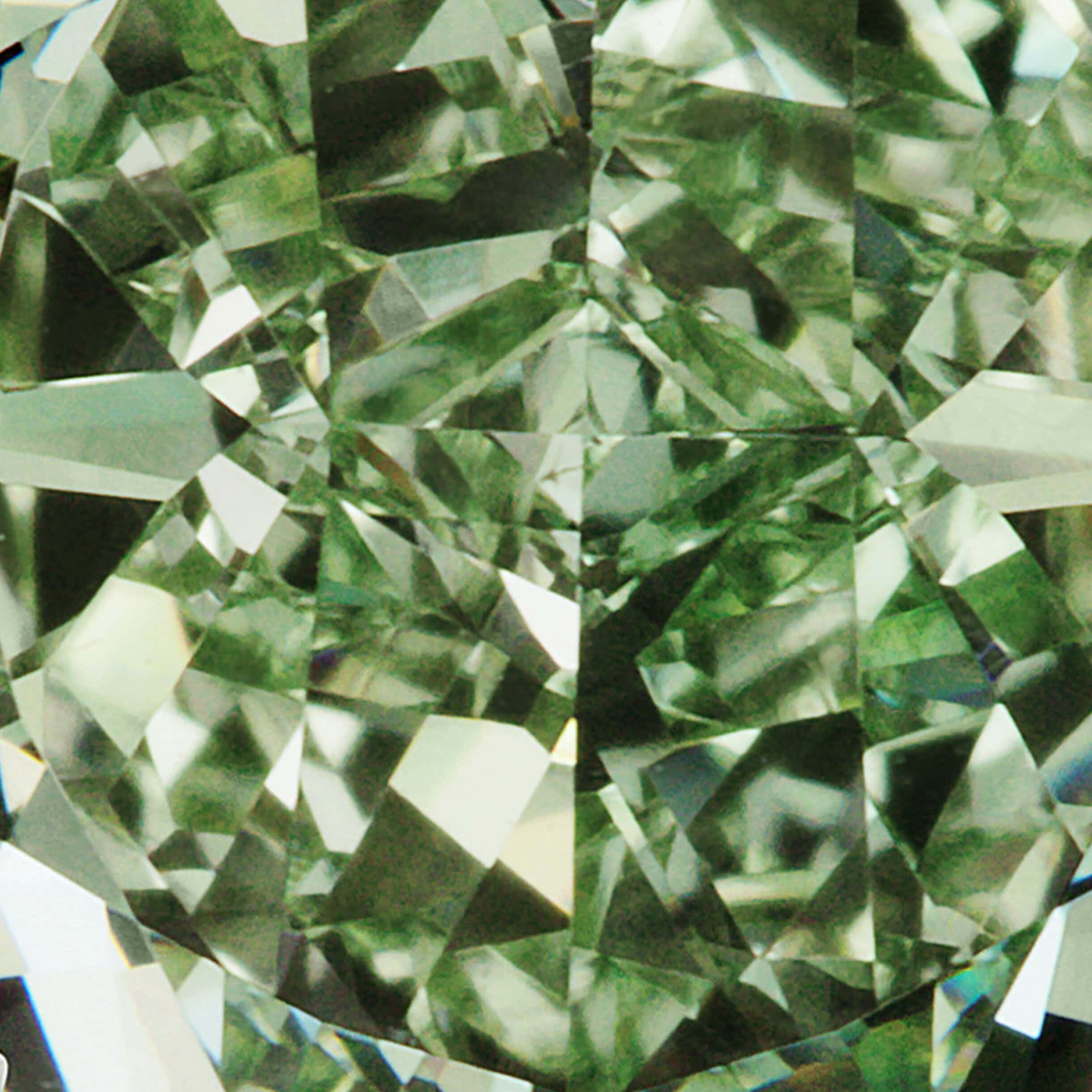 diamonds 桌布 壁紙 — 一顆切割面綠色寶石的近距離特寫，反射光線，具有銳利的幾何切割和深祖母綠色調。