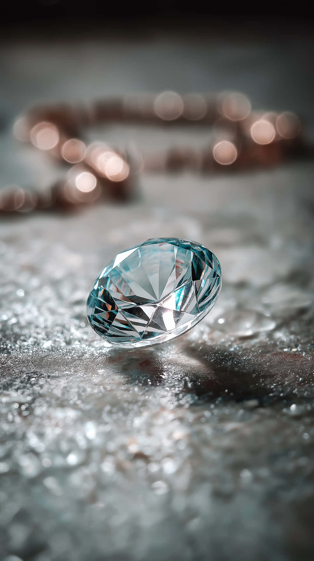 Solitary Gem Sparkle 壁紙 — 一顆刻面藍色鑽石放置在帶有紋理的冰面上，背景中有一條模糊的金色鏈條。