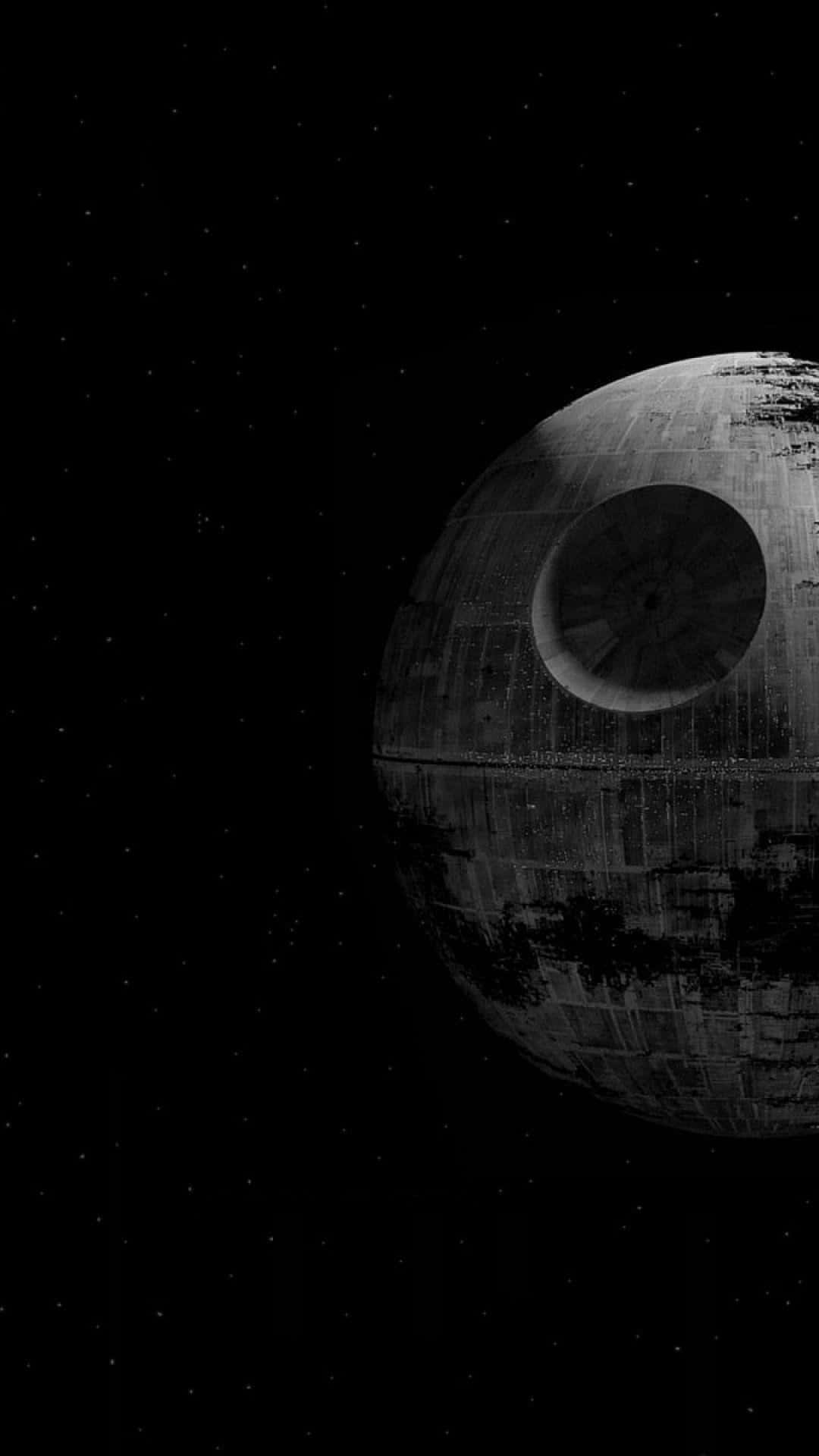 Death Star 桌布 壁紙 — 一顆單色死星在深空星場中隱現，帶有鮮明的光線和紋理表面細節。