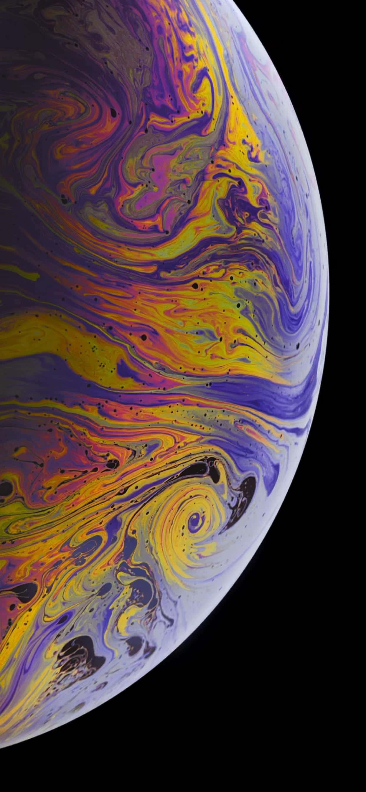 iPhone 桌布 壁紙 — 一顆在黑色虛空中旋轉的行星，帶有鮮豔的紫色、黃色和橙色色調。