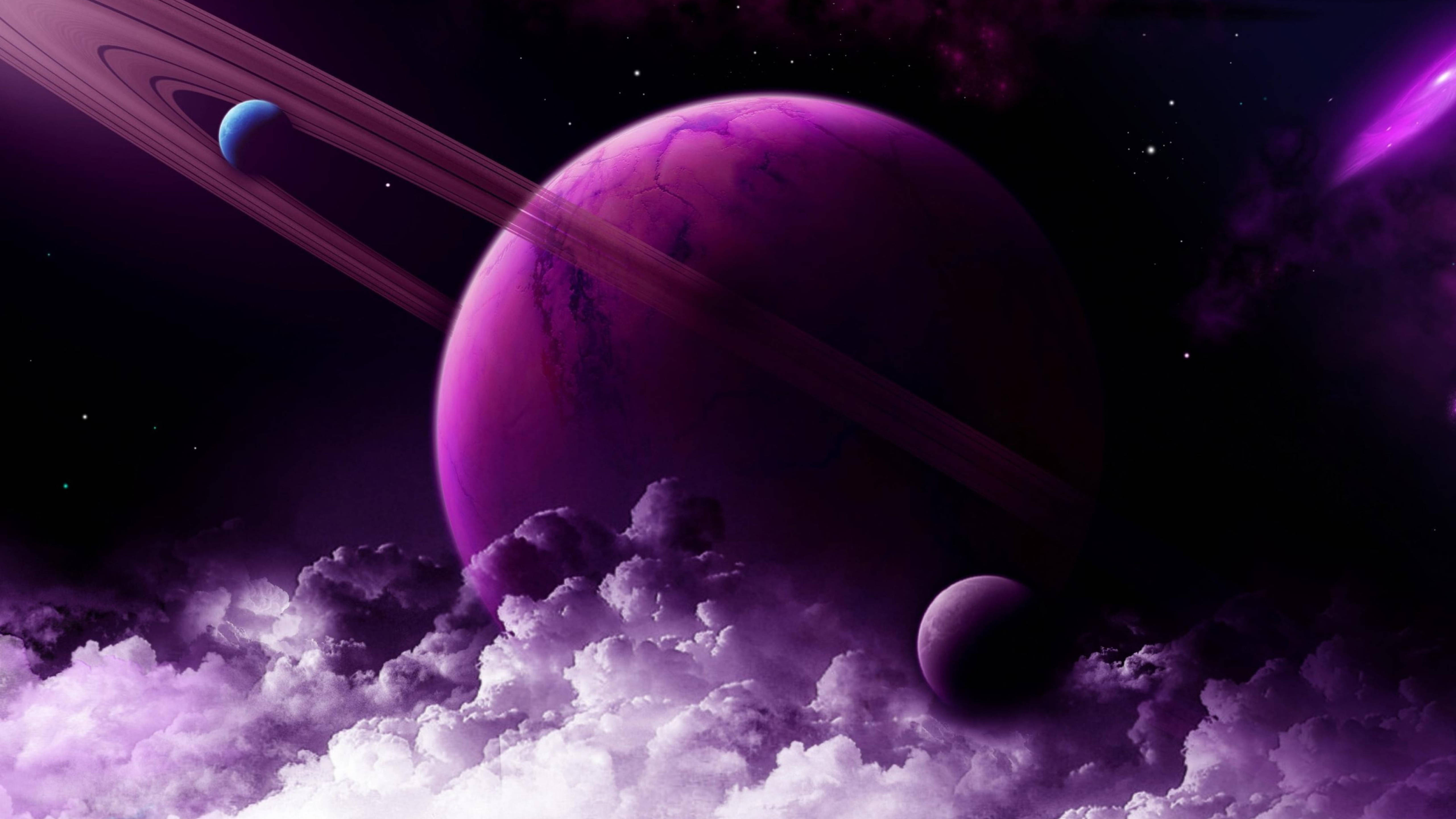 黑紫美學 桌布 壁紙 — 一顆壯麗的紫色行星帶著光環漂浮在宇宙夜空中旋轉的雲層之上。