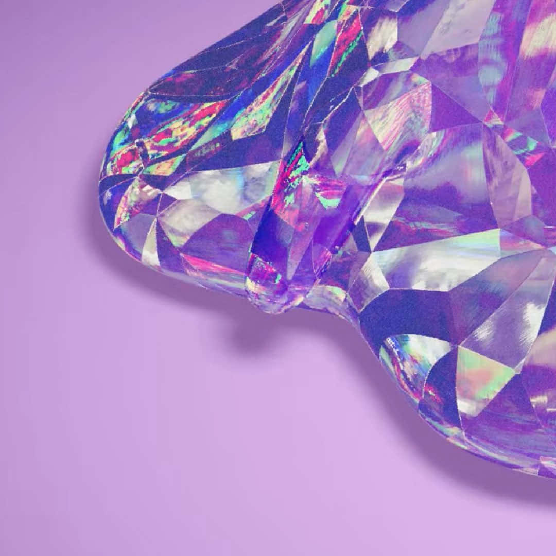Diamond Aesthetic 桌布 壁紙 — 一顆多面切割的彩虹色水晶心在柔和的薰衣草背景上閃耀著彩虹色調。