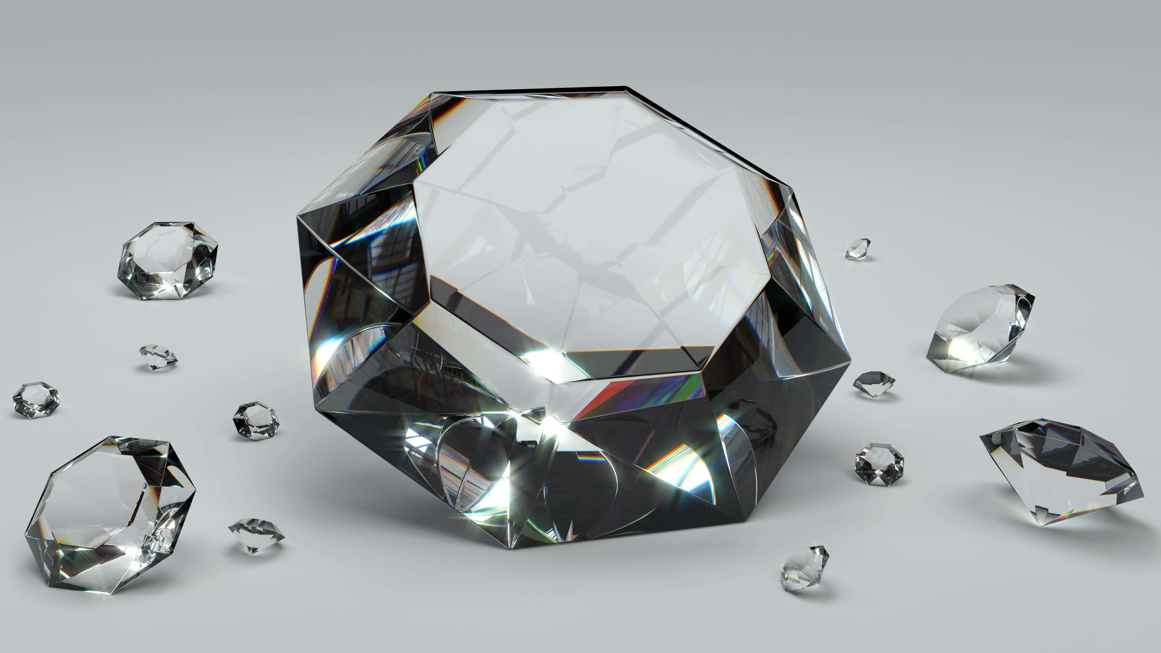 Gemstone 桌布 壁紙 — 一顆大型切割鑽石閃爍著彩虹般的反射，周圍環繞著較小的鑽石，位於中性灰色表面上。