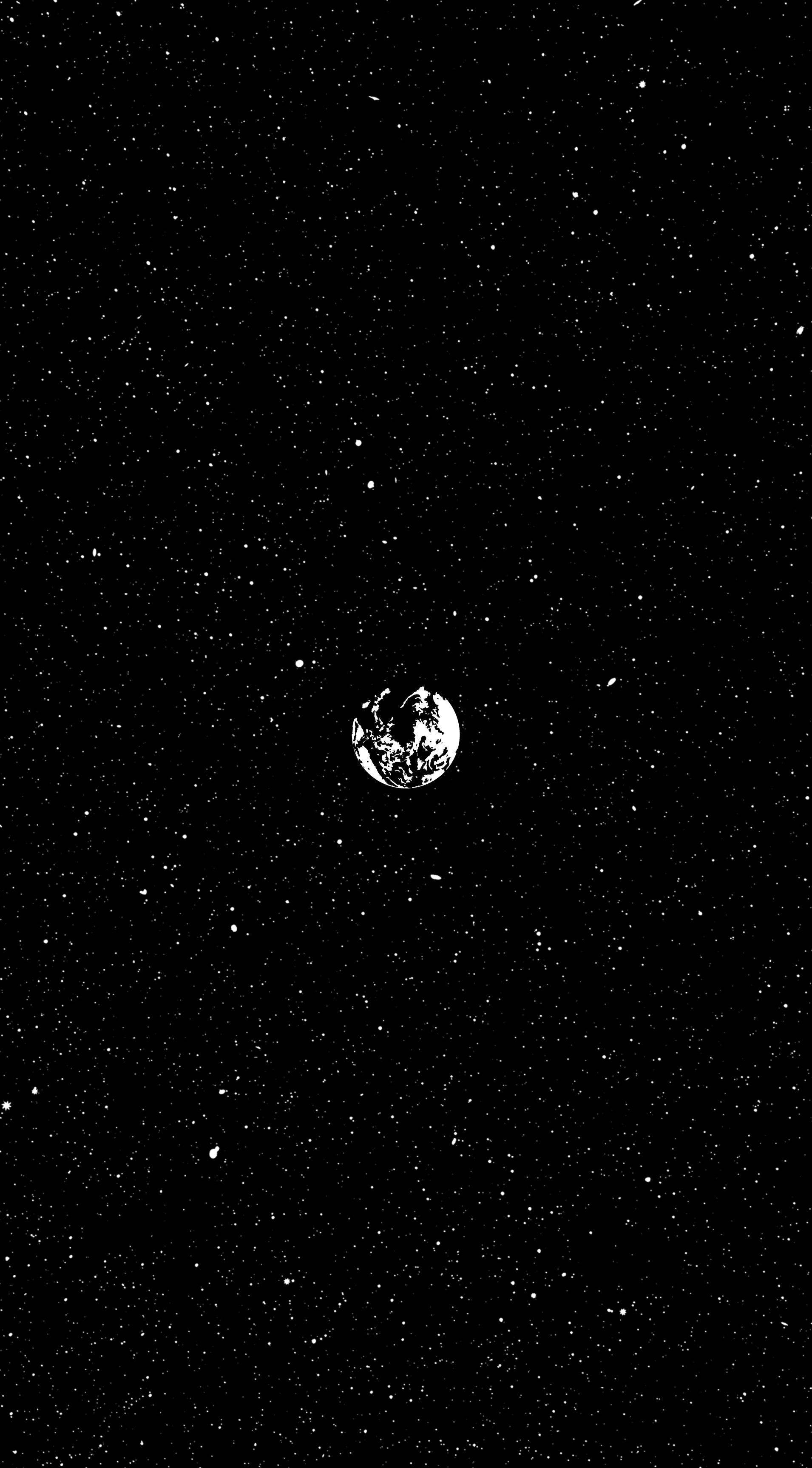 Space Aesthetic 桌布 壁紙 — 一顆孤獨的地球漂浮在廣闊的星空中，形成鮮明的黑白宇宙場景。