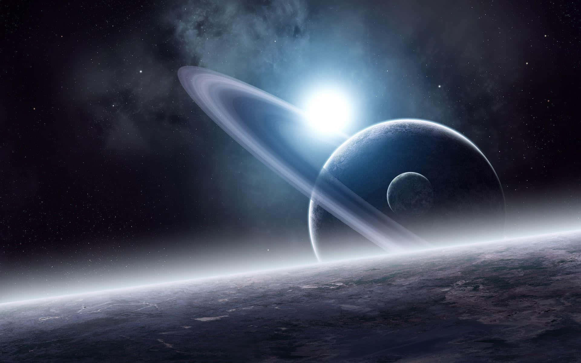 土星 桌布 壁紙 — 一顆宏偉的環狀行星在一顆明亮恆星下發光，附近有一顆衛星繞行，背景是繁星點點的宇宙。