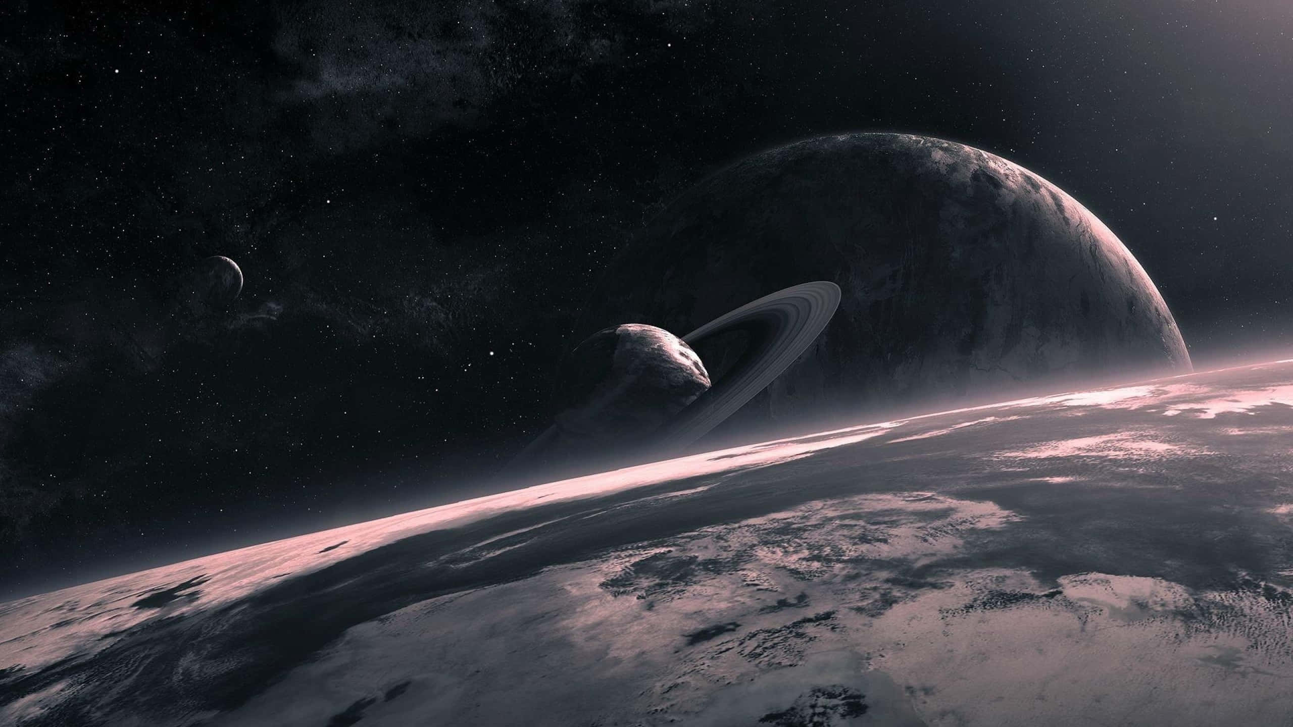 1440p Space 桌布 壁紙 — 一顆宏偉的環狀行星聳立在白雪皚皚的外星景觀之上，背景是繁星點點的宇宙天空。
