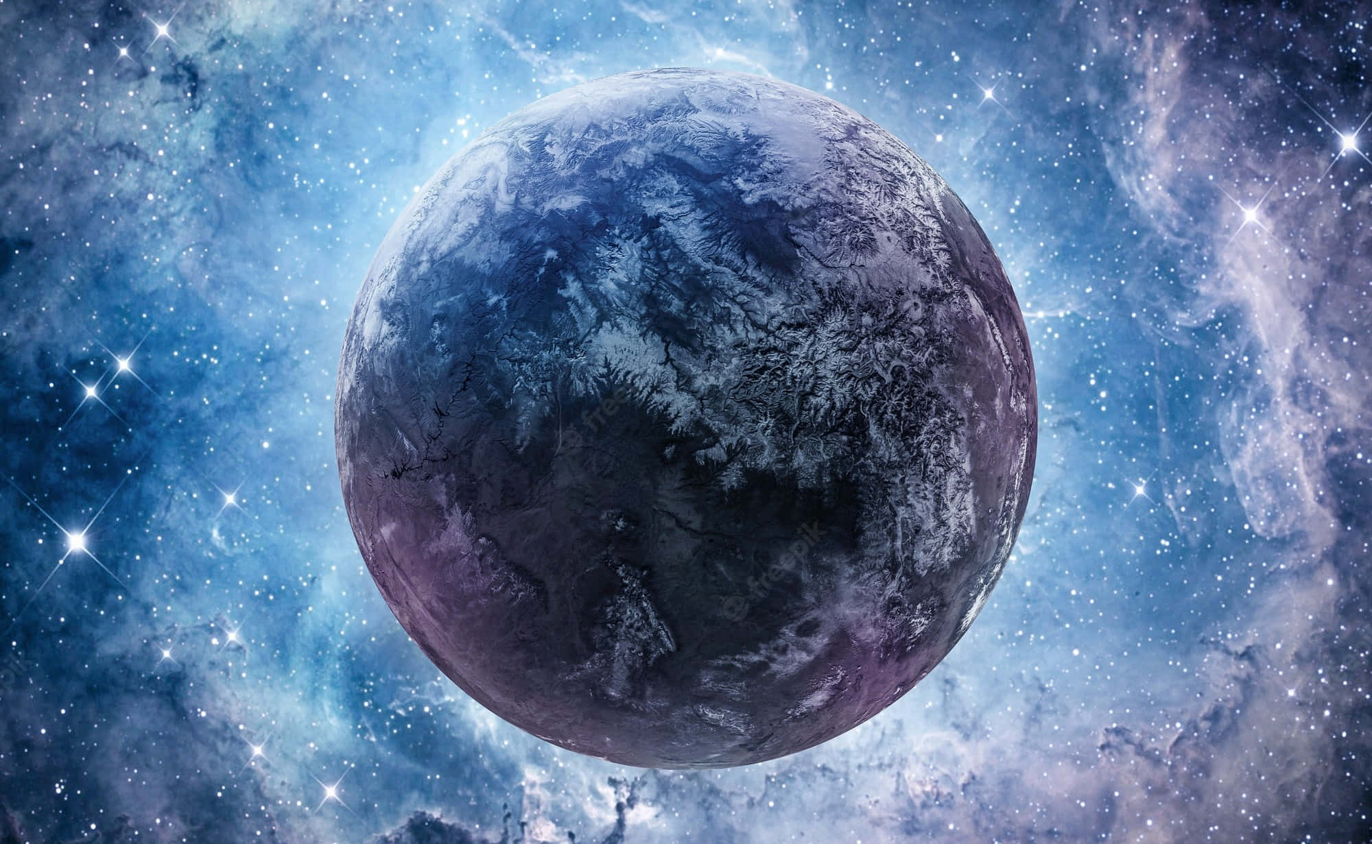 Fantasy Space 桌布 壁紙 — 一顆宏偉的藍色和紫色行星在繁星點點的宇宙星雲中寧靜地漂浮，周圍有發光的星星。