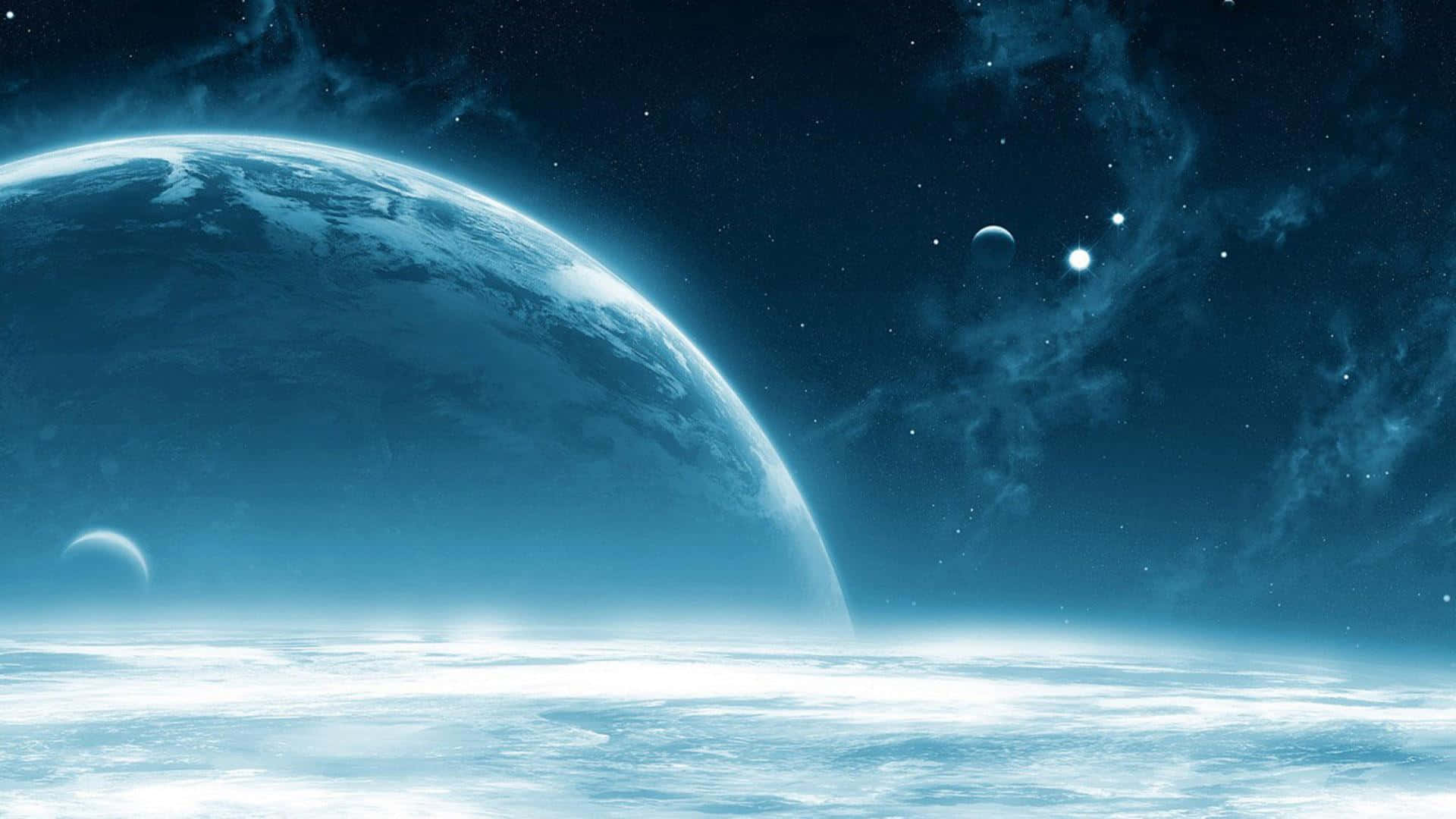 酷炫太空 桌布 壁紙 — 一顆寧靜的藍色行星，帶有旋轉的雲層，主宰著佈滿星星的宇宙天空，遠處有衛星和星雲。