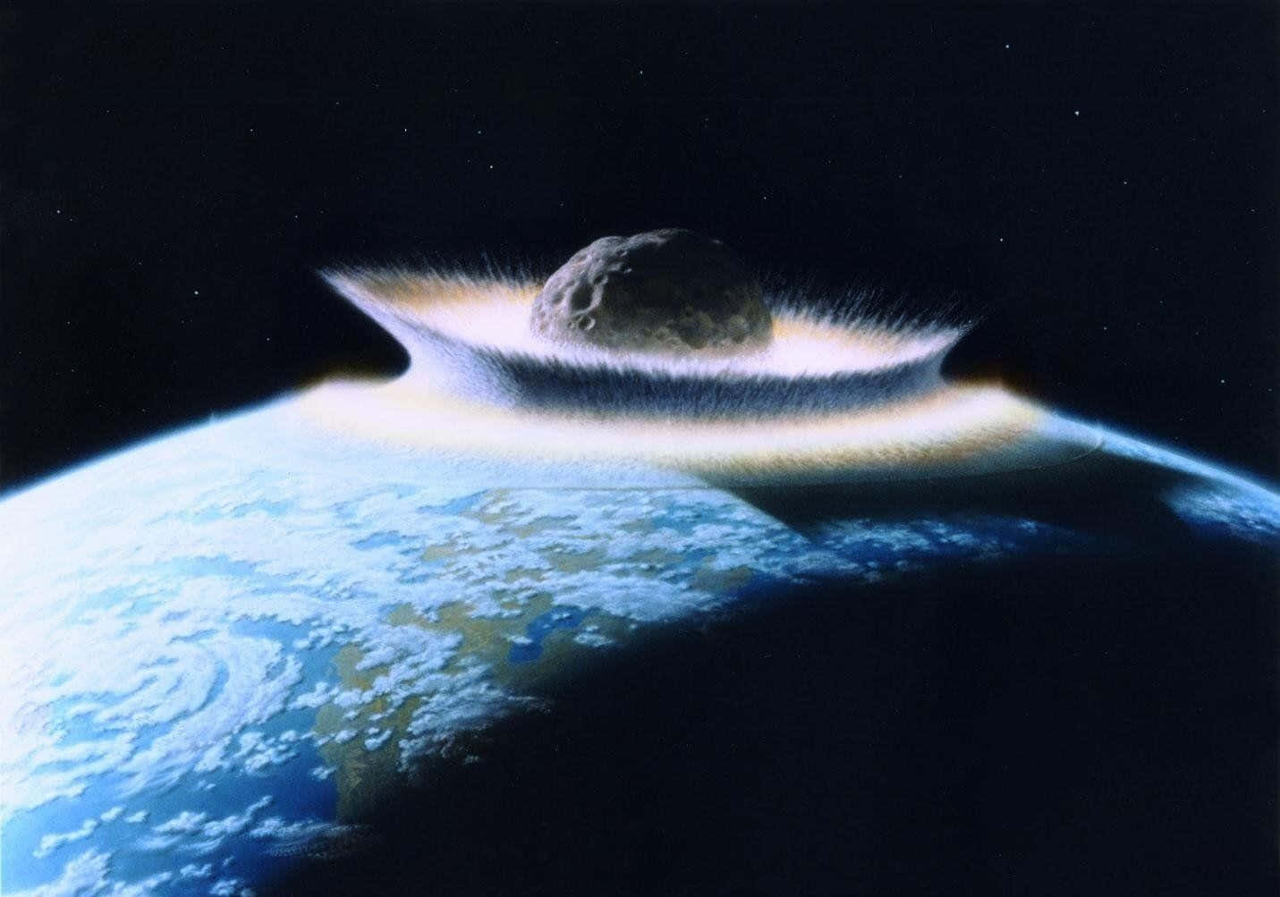 Asteroid 桌布 壁紙 — 一顆巨大的小行星懸浮在地球彎曲的地平線上方，在繁星點點的黑色虛空中投射出發光的大氣環。
