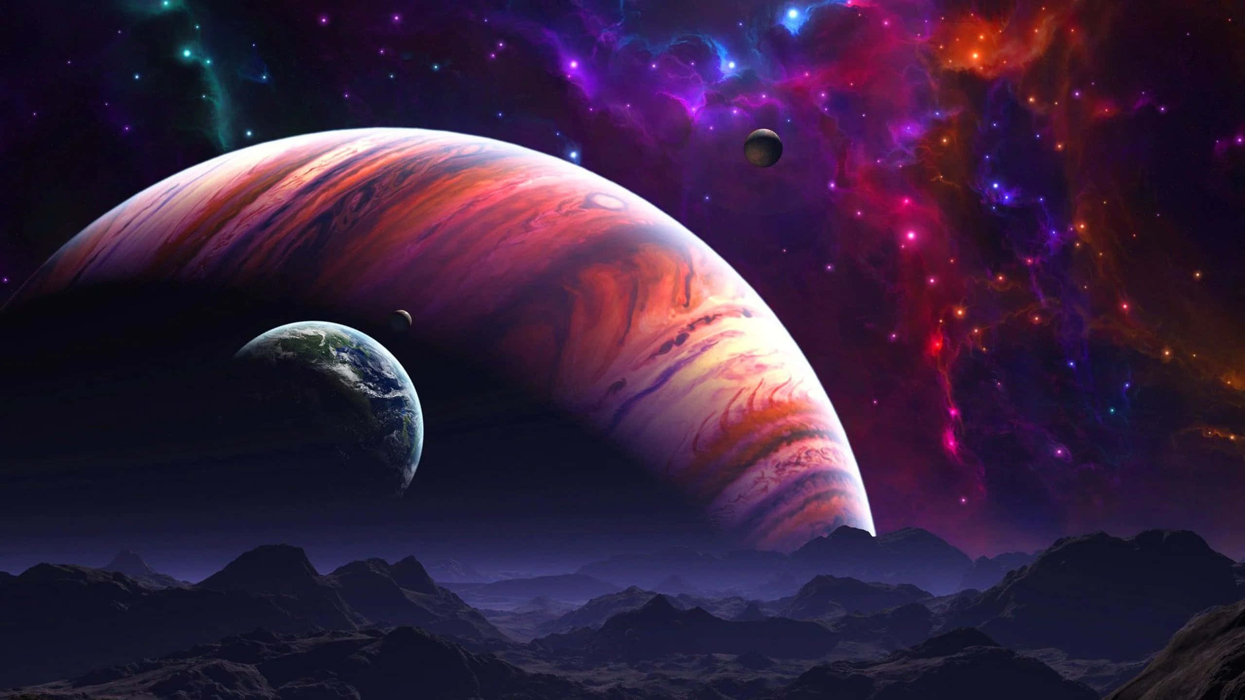 酷炫太空 桌布 壁紙 — 一顆巨大的旋轉行星主宰著星雲條紋天空下崎嶇外星山脈之上的宇宙景觀。