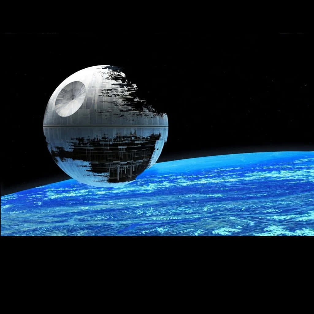Death Star Ii 桌布 壁紙 — 一顆巨大的死星懸浮在一個充滿活力的藍色星球之上，背景是星光點點的黑色虛空。