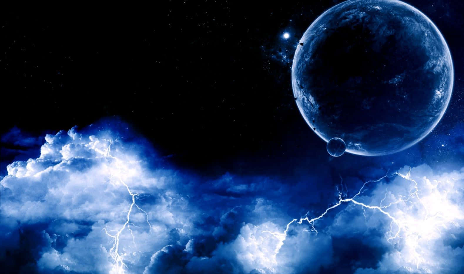 酷炫太空 桌布 壁紙 — 一顆巨大的藍色行星在佈滿閃電的暴風雲層之上隱現，背景是星光閃爍的宇宙。