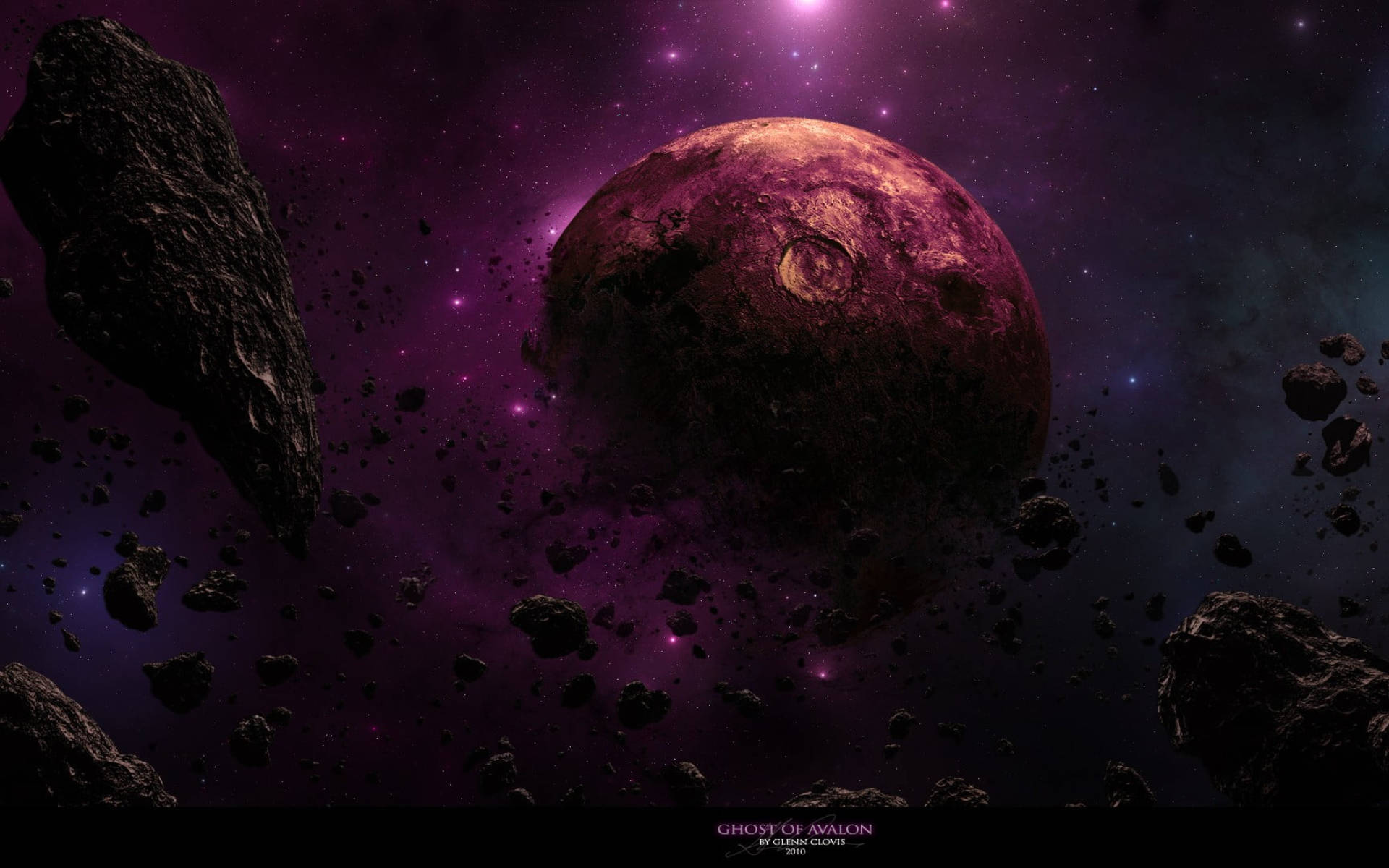 銀河月亮 桌布 壁紙 — 一顆巨大的隕石坑行星在紫色星雲下發光，小行星在宇宙虛空中漂浮。