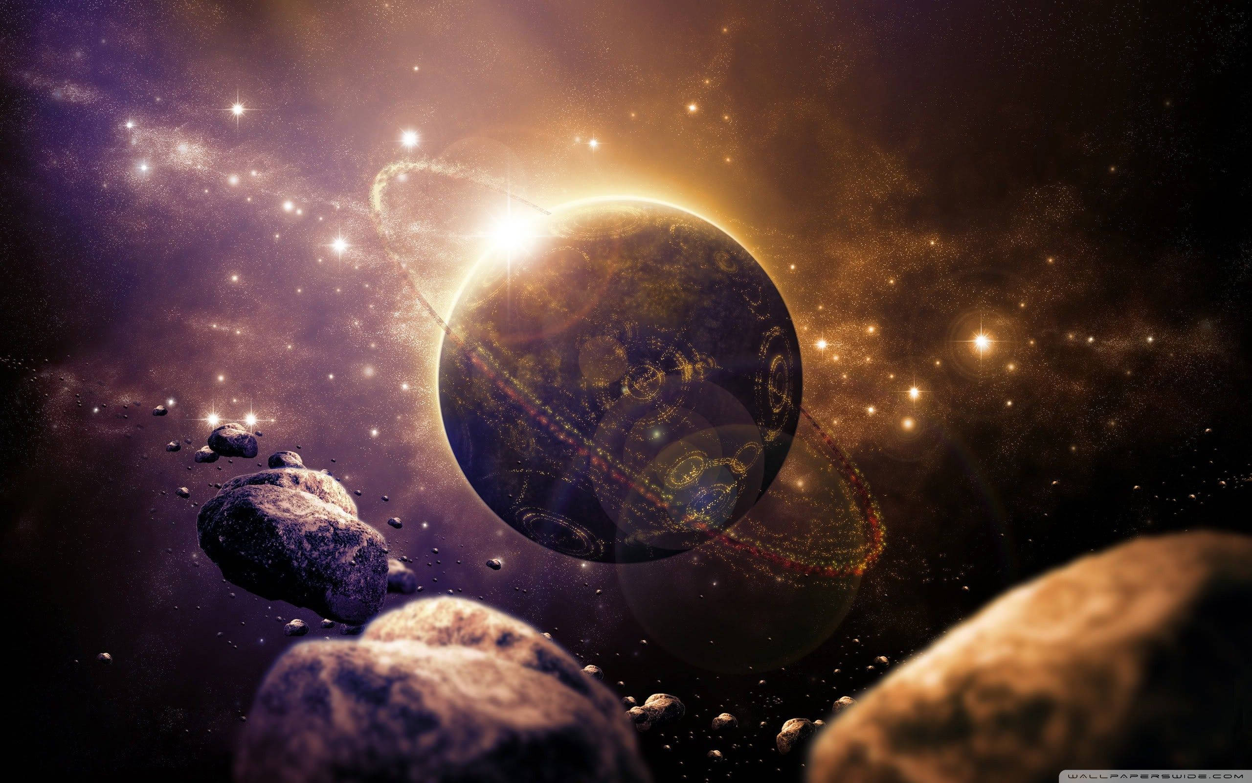 行星動畫 桌布 壁紙 — 一顆帶有光環和古老符號的發光行星，在漂浮的小行星和閃爍的星星之間運行於宇宙廣闊空間。