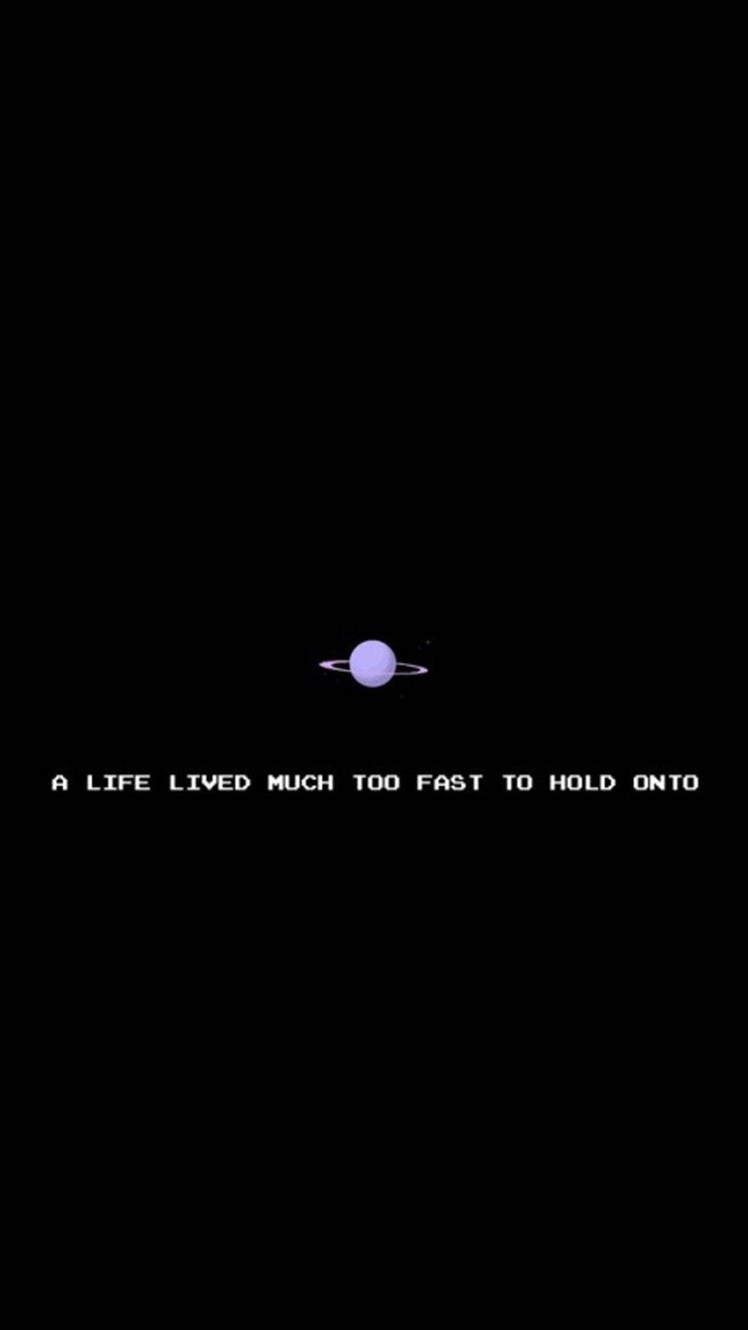 太空中帶有光環的紫色行星，文字描述生活節奏太快。 — Emo 美學 GIF 壁紙