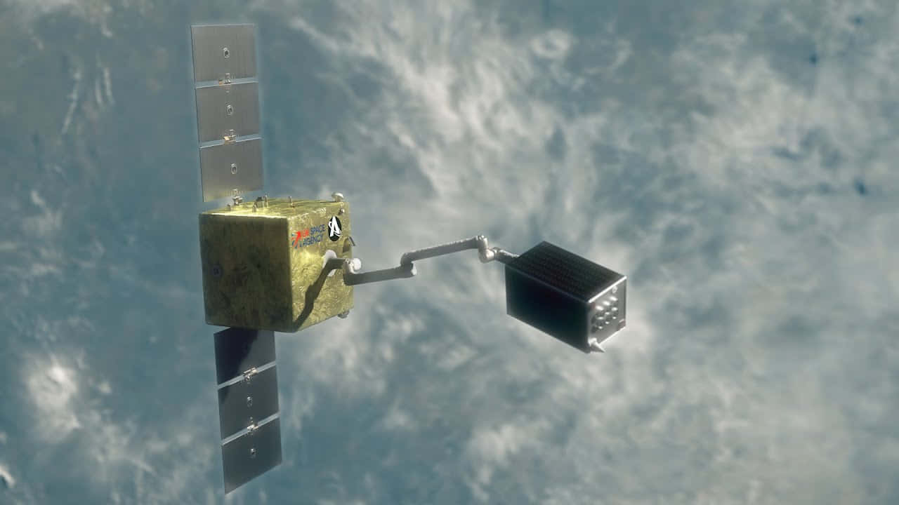 Space Debris 桌布 壁紙 — 一顆帶有太陽能板的衛星在地球旋轉的雲層上方軌道上漂浮。