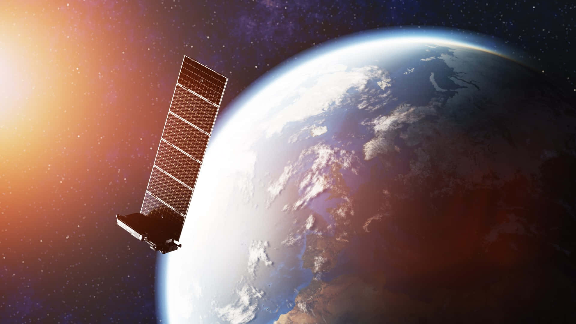 Space Satellite 桌布 壁紙 — 一顆帶有太陽能板的衛星在星空背景下繞地球運行，星空閃爍著日出色調。