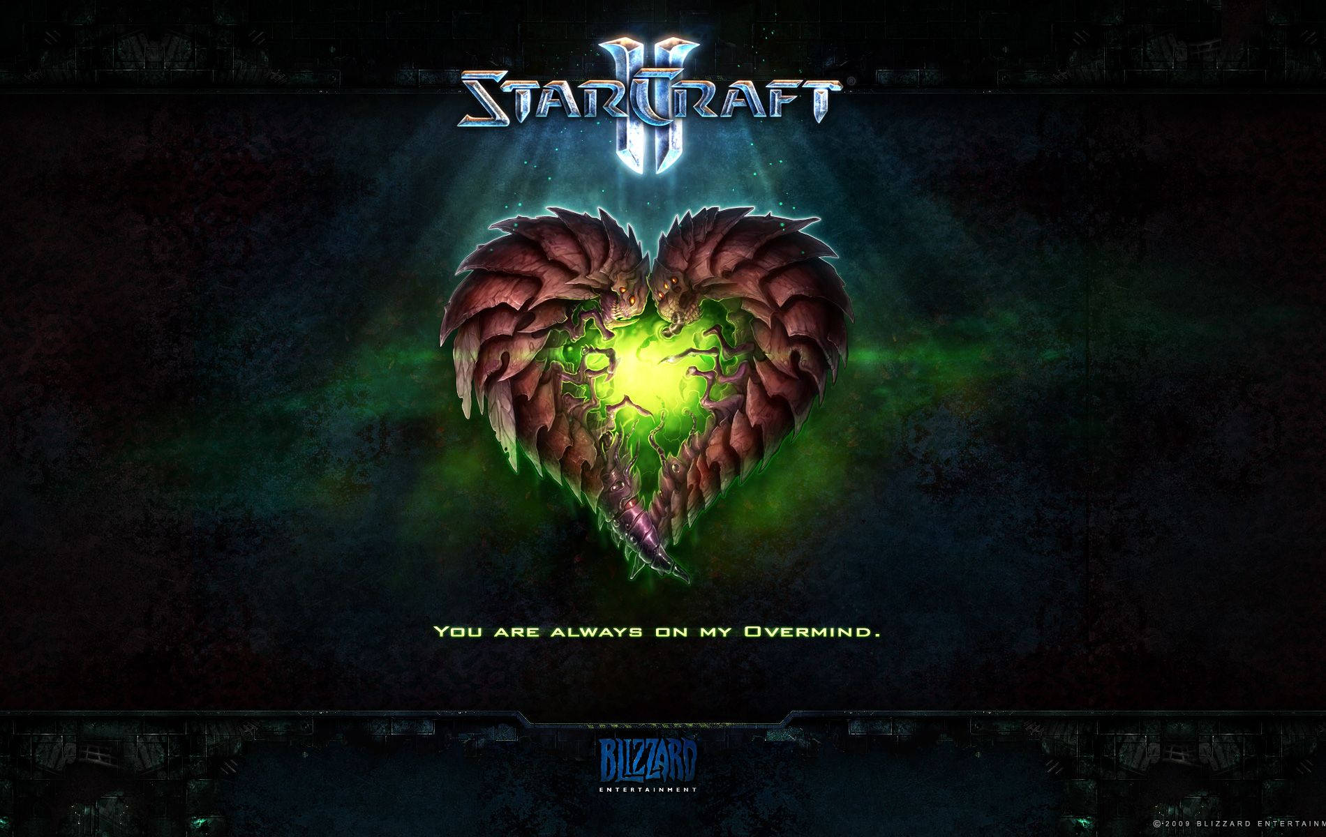 Starcraft 桌布 壁紙 — 一顆帶有尖刺翅膀的發光綠色心臟在黑暗紋理背景上跳動，下方是StarCraft II標誌。