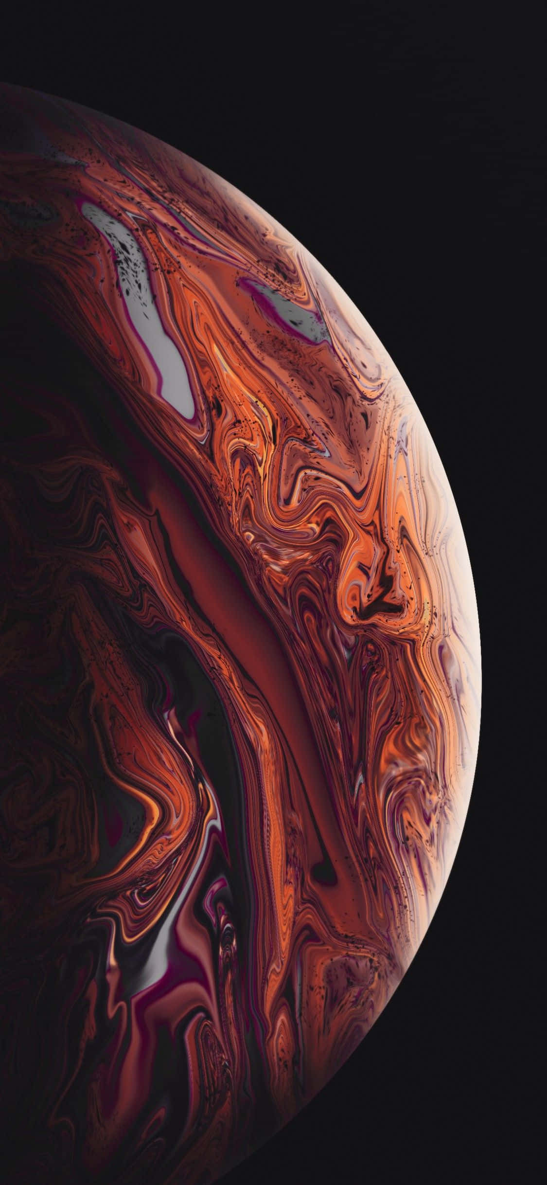 apple iPhone default 桌布 壁紙 — 一顆帶有火橙色和深紅色大理石紋理的旋轉行星，在黑色虛空中發光。