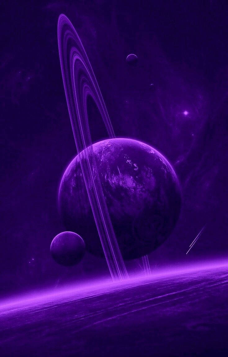 桌布 壁紙 — 一顆帶有發光環的雄偉紫色行星主導著宇宙場景，周圍環繞著較小的衛星和遙遠的恆星。