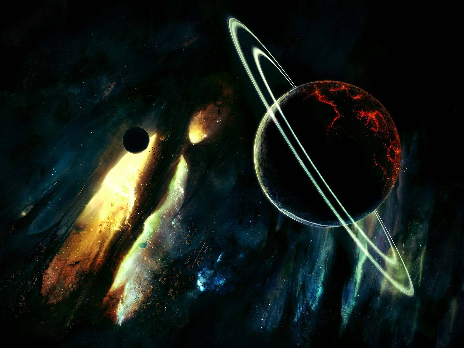 土星 桌布 壁紙 — 一顆帶有發光紅色裂縫和明亮光環的黑暗行星，在金色、藍色和藍綠色的宇宙塵埃漩渦星雲中運行。