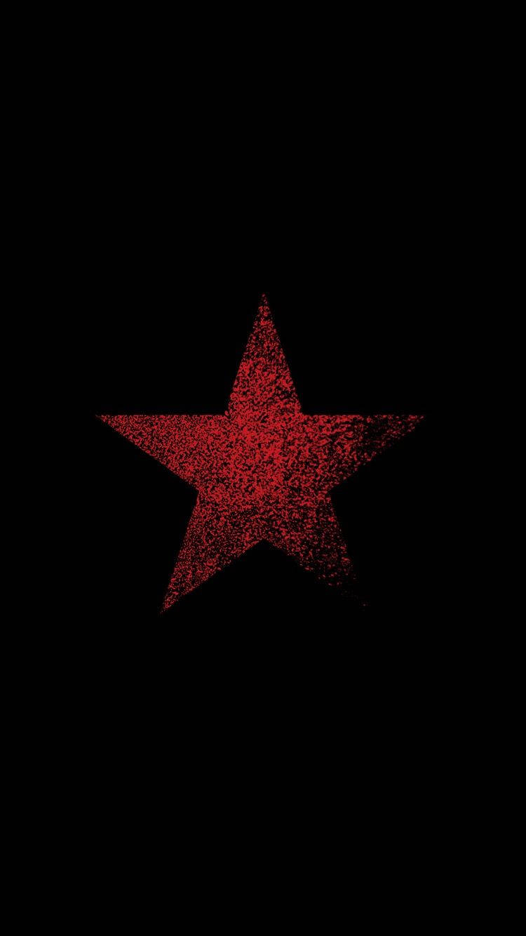 Red Star 桌布 壁紙 — 一顆帶有紋理的紅色星星在純黑色背景上發光，呈現粗糙、像素化的外觀。
