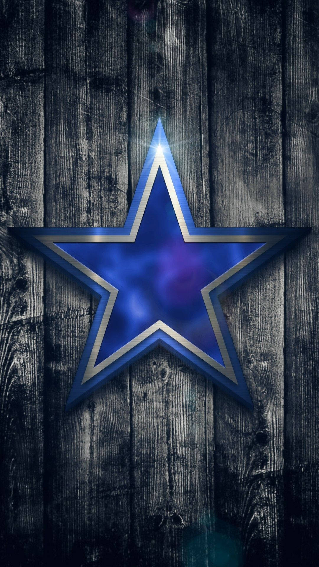 Dallas Cowboys Logo 桌布 壁紙 — 一顆帶有銀色邊框的發光藍色星星，在風化的深色木牆上閃耀。