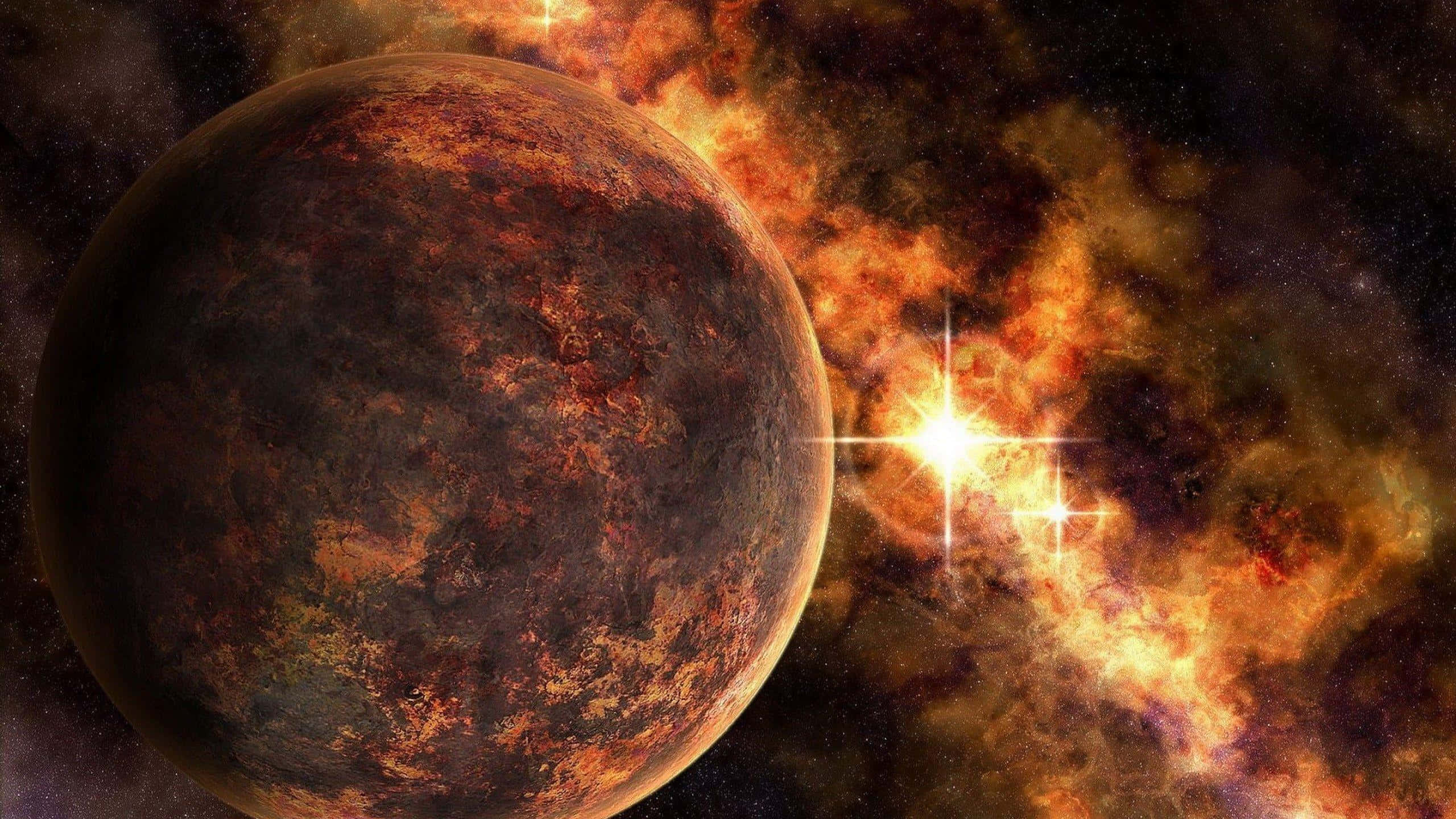 Mercury 桌布 壁紙 — 一顆帶有鏽橙色和棕色地殼的熾熱行星，在金色和深紅色的旋轉星雲中繞著一顆熾熱的恆星運行。