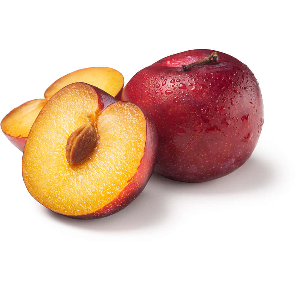Red Plum 桌布 壁紙 — 一顆帶有露珠的光滑紅李子旁邊放著半顆李子，露出多汁的黃色果肉和果核，背景是純白色。