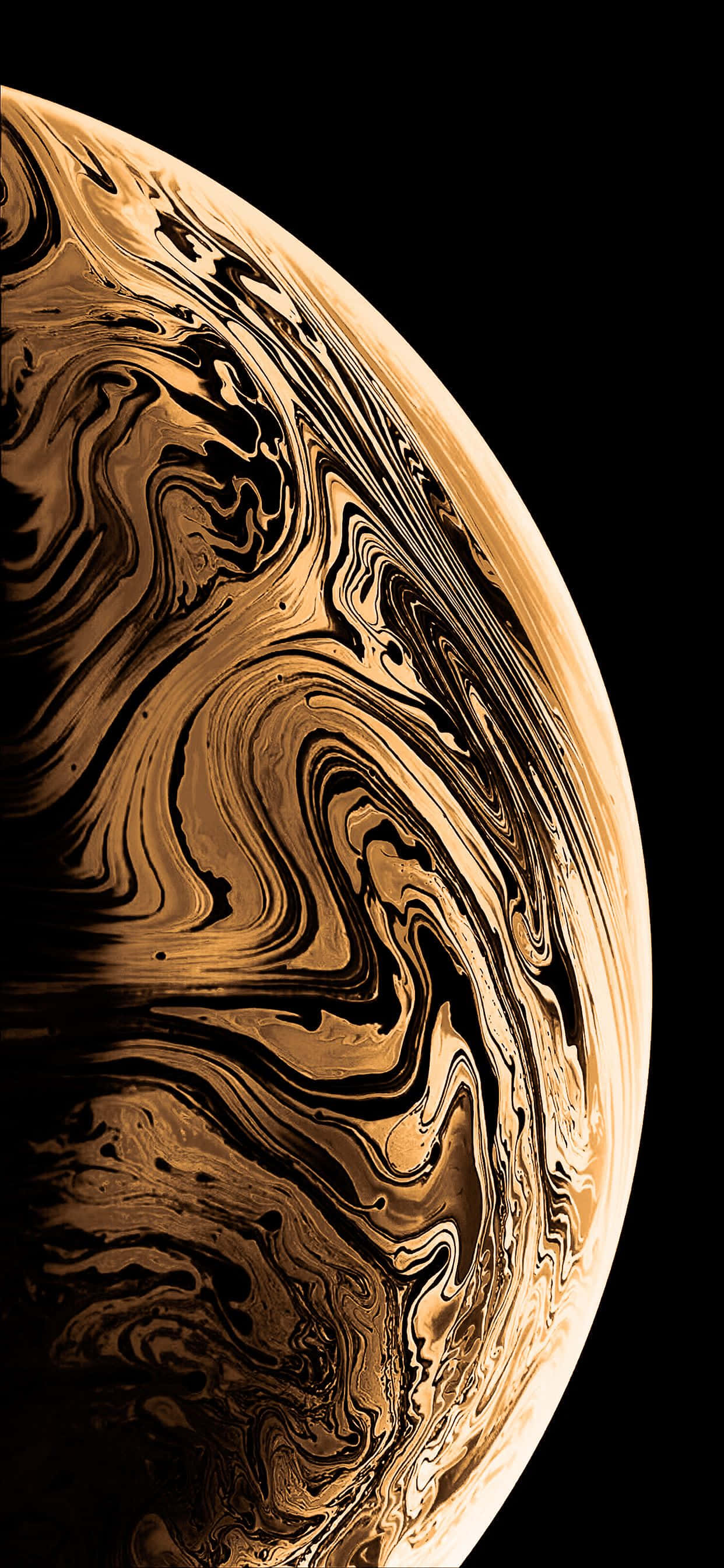 Gold iPhone 桌布 壁紙 — 一顆帶有黑色紋理的金色旋轉行星，在宇宙景觀中彎曲於一片漆黑的虛空之上。
