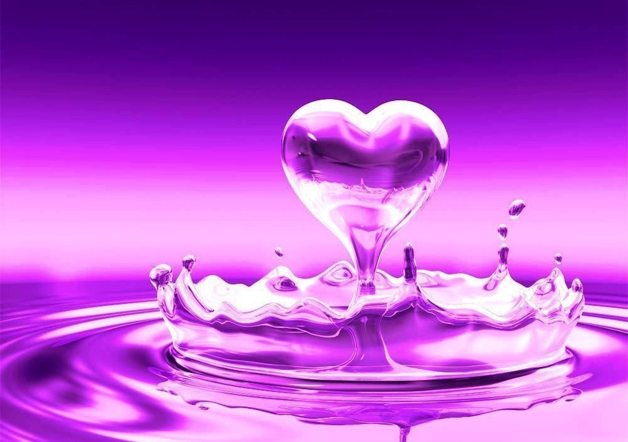 Love Heart 桌布 壁紙 — 一顆心形水滴形成並在充滿活力的紫色液體中飛濺，產生漣漪和液滴。