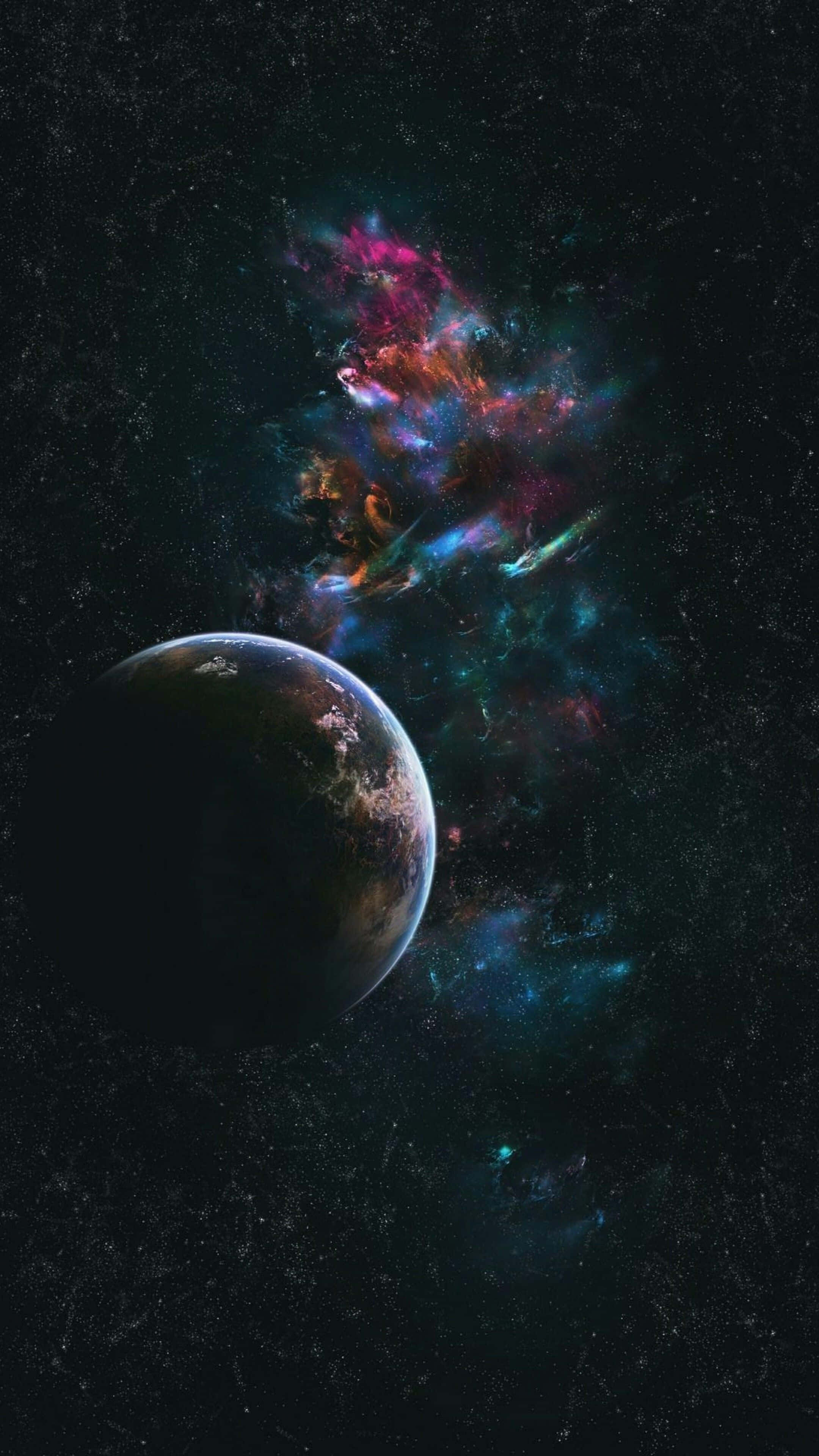 手機 桌布 壁紙 — 一顆擁有可見大陸和海洋的行星，在星空背景下，靠近一個散發著粉紅、藍色和橙色光芒的充滿活力的宇宙星雲運行。