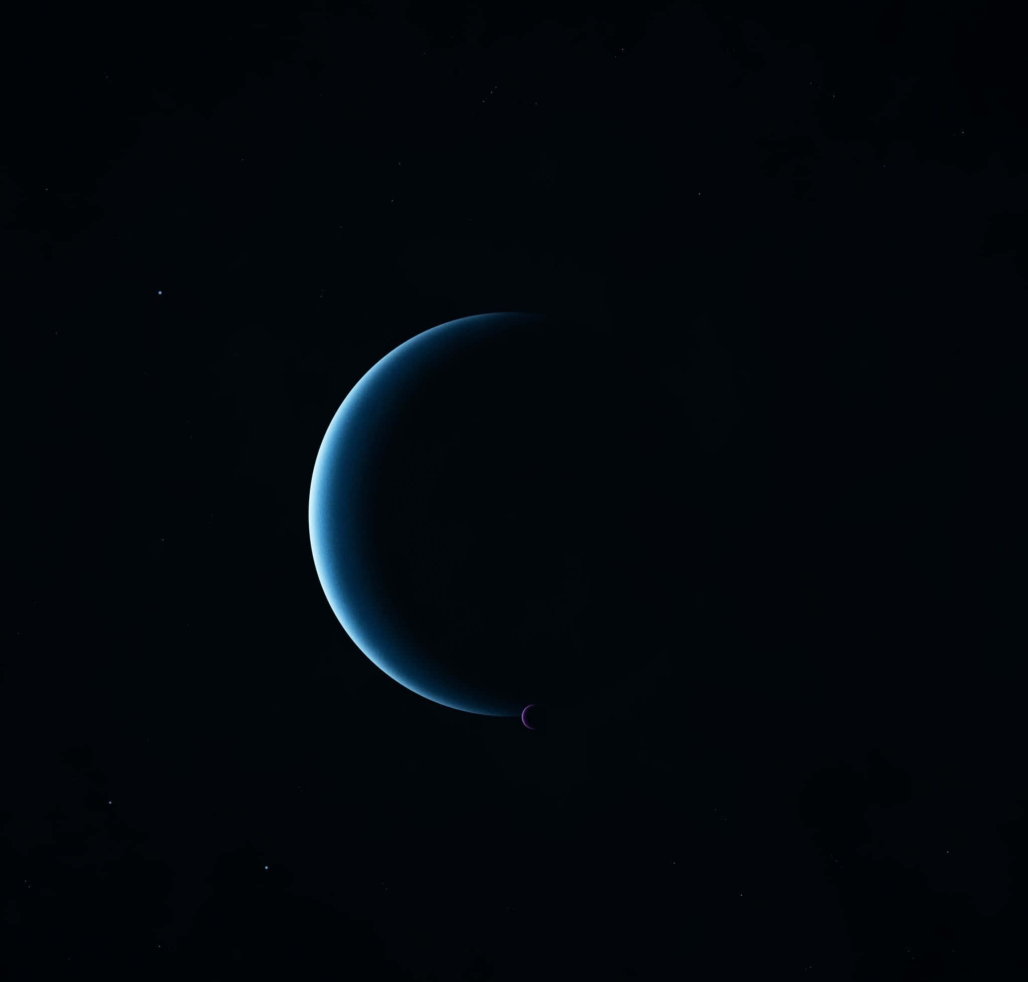Neptune 桌布 壁紙 — 一顆新月形藍色行星在佈滿星星的黑色虛空中柔和發光，一顆小衛星繞其邊緣運行。