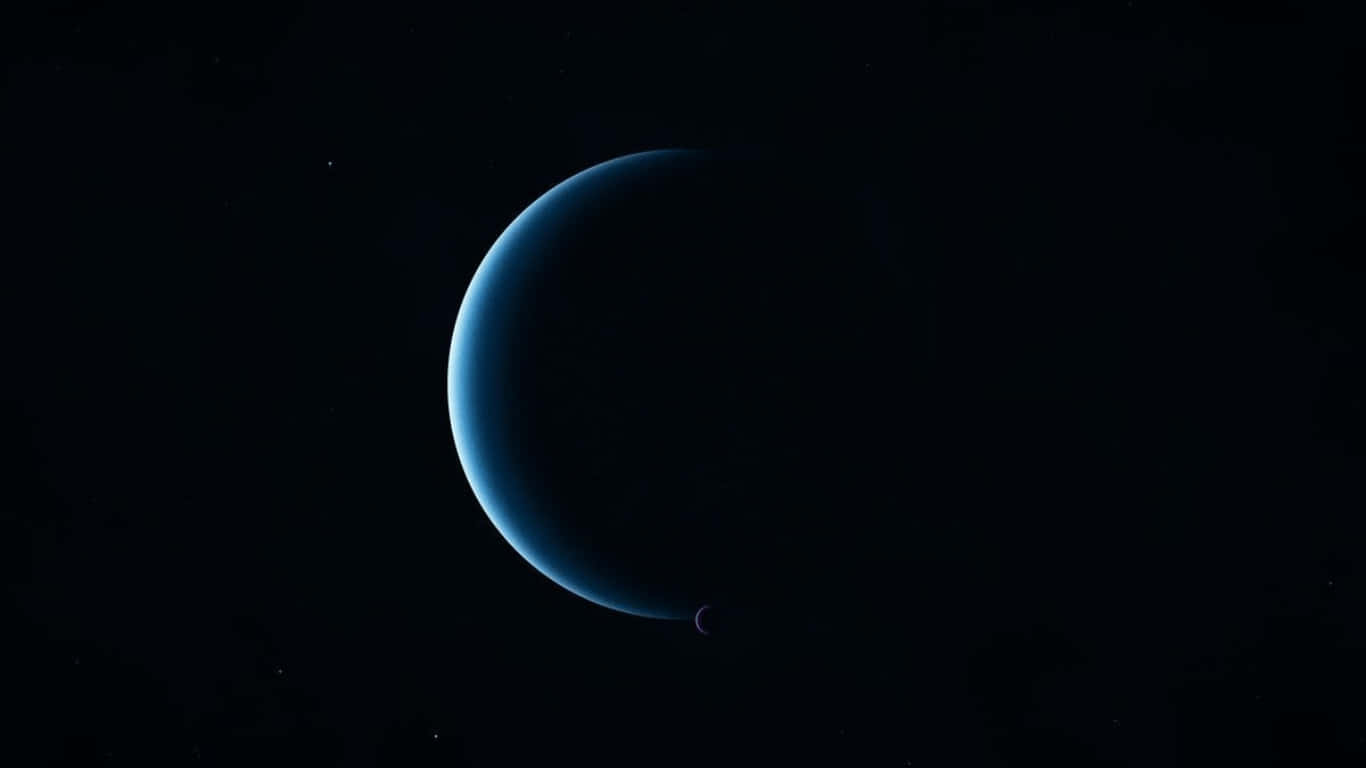 1366x768 Amoled 桌布 壁紙 — 一顆新月形藍色行星在沒有星星的黑色虛空中柔和發光，附近有一顆小衛星在軌道上運行。