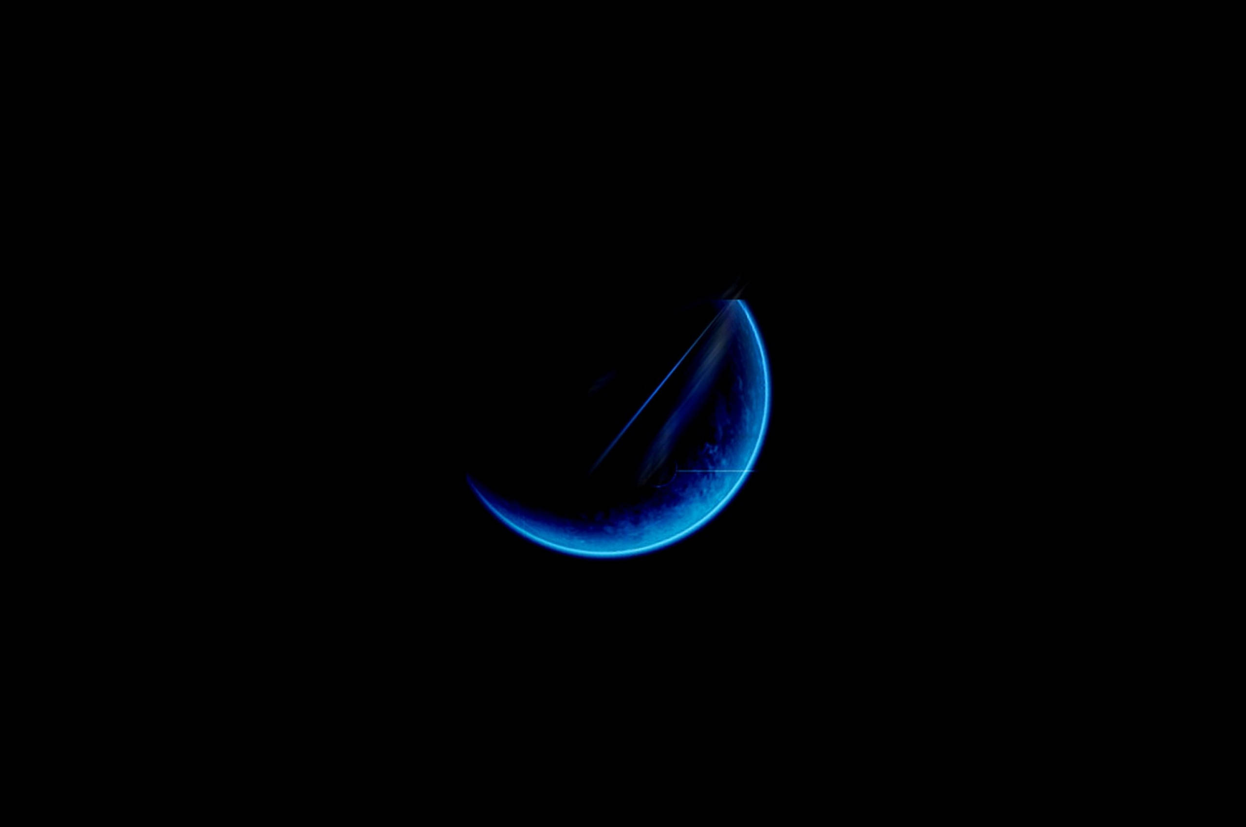 月光 桌布 壁紙 — 一顆新月形行星在漆黑虛空中發出電光藍色光芒。