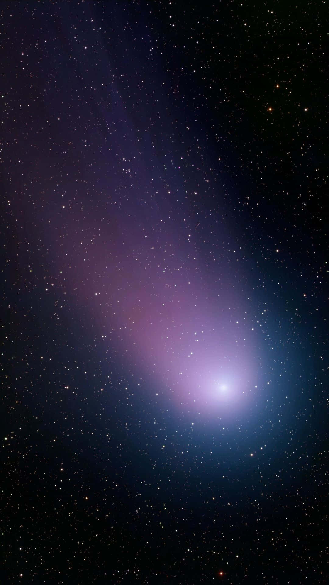 comet 桌布 壁紙 — 一顆明亮的彗星，帶有發光的紫色和藍色尾巴，劃過滿天星斗的夜空。