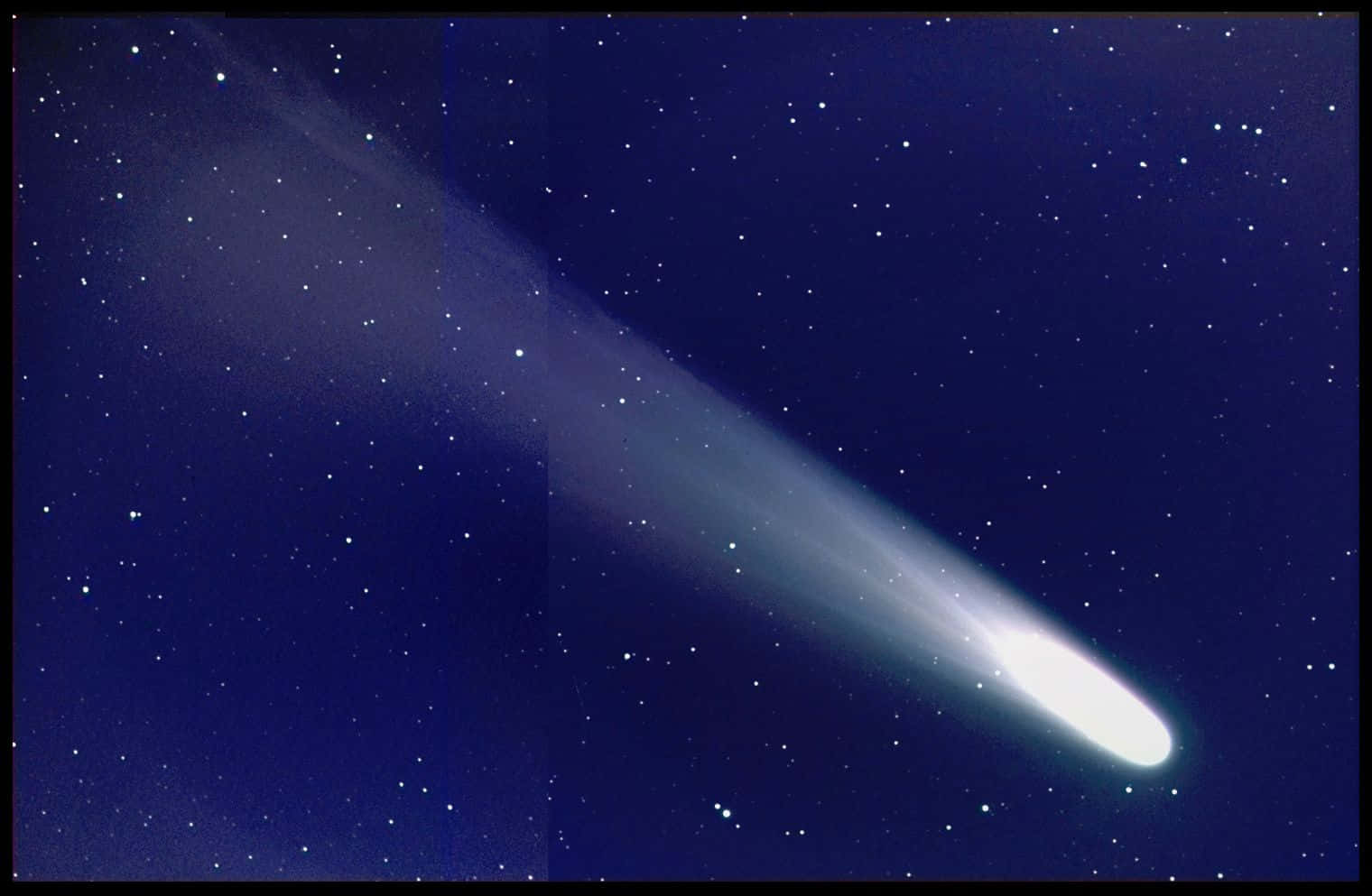 comet 桌布 壁紙 — 一顆明亮的彗星劃過繁星點點的夜空，留下一條發光的尾巴。